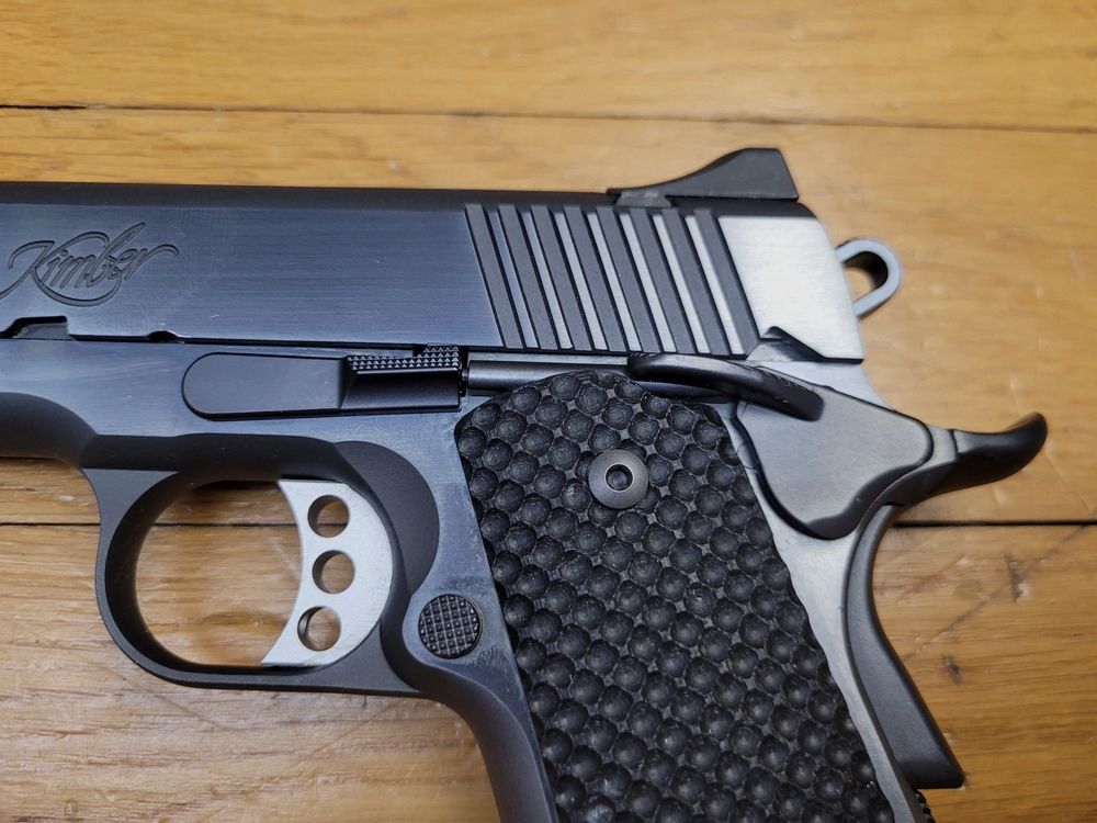 Superbe Pistolet Kimber Royal II Bleu– Blue Charcoal bone grip – Cal.45 – Plaquettes alu supplémentaires aux plaquettes d&rsquo;Os véritable ! – Chien et détente allégés – Queue de castor extra large – Commande de sécurité agrandie – Serrations en avant de la culasse – Le 1911 à son paroxysme ! – Coffret d&rsquo;origine avec tous accessoires, documents et outils – Occasion à l&rsquo;état de neuf parfait !, image 19 sur 24