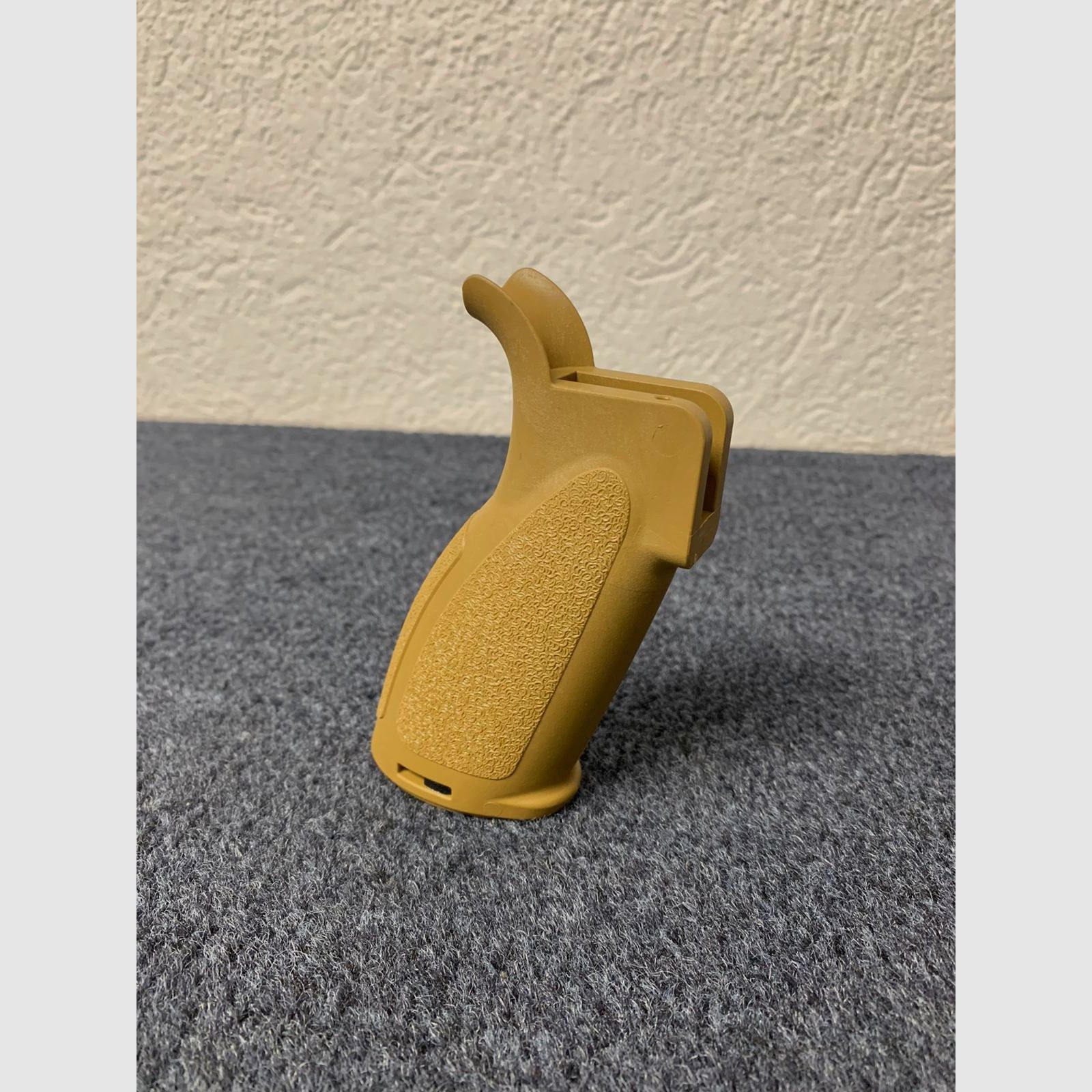 HK V7 grip sand color RAL8000 - NEW - Heckler & Koch Mr223 Mr308 HK416 HK417 HK433 HK437 G95k KSK Ar15, image 1 of 6