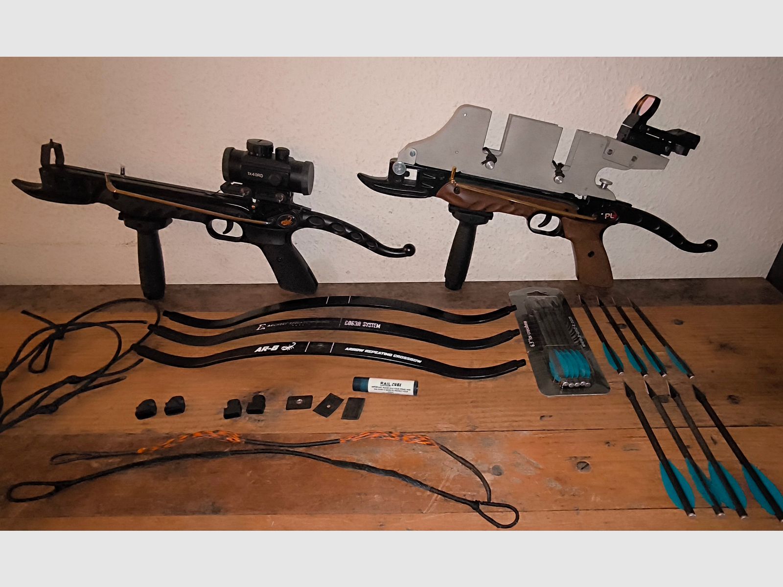 2 Pistolen Ambrüste EK-Archery Cobra & 13Carbon Pfeile & 2Beleuchtete Red Dot