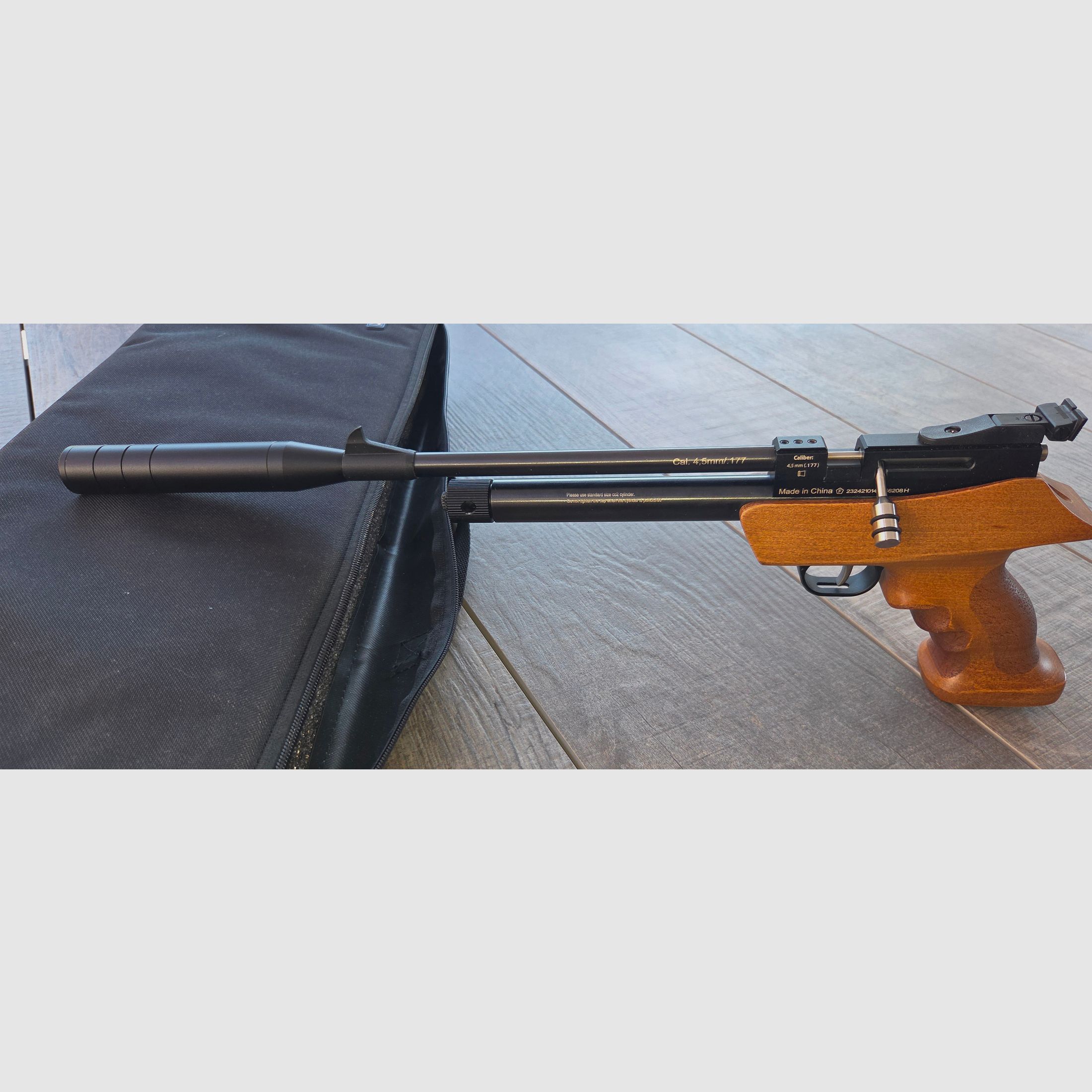 Diana Chaser CO² air pistol with 42 pcs. 12g cartridges