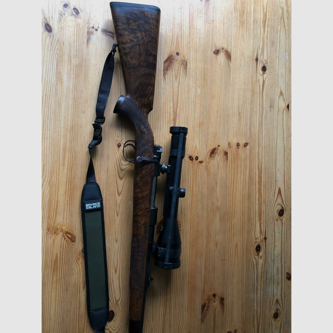Karabin powtarzalny Mauser System K98 kaliber 9,3 x 62 z Zeiss Diavari M 3-12x56 z red dot sight