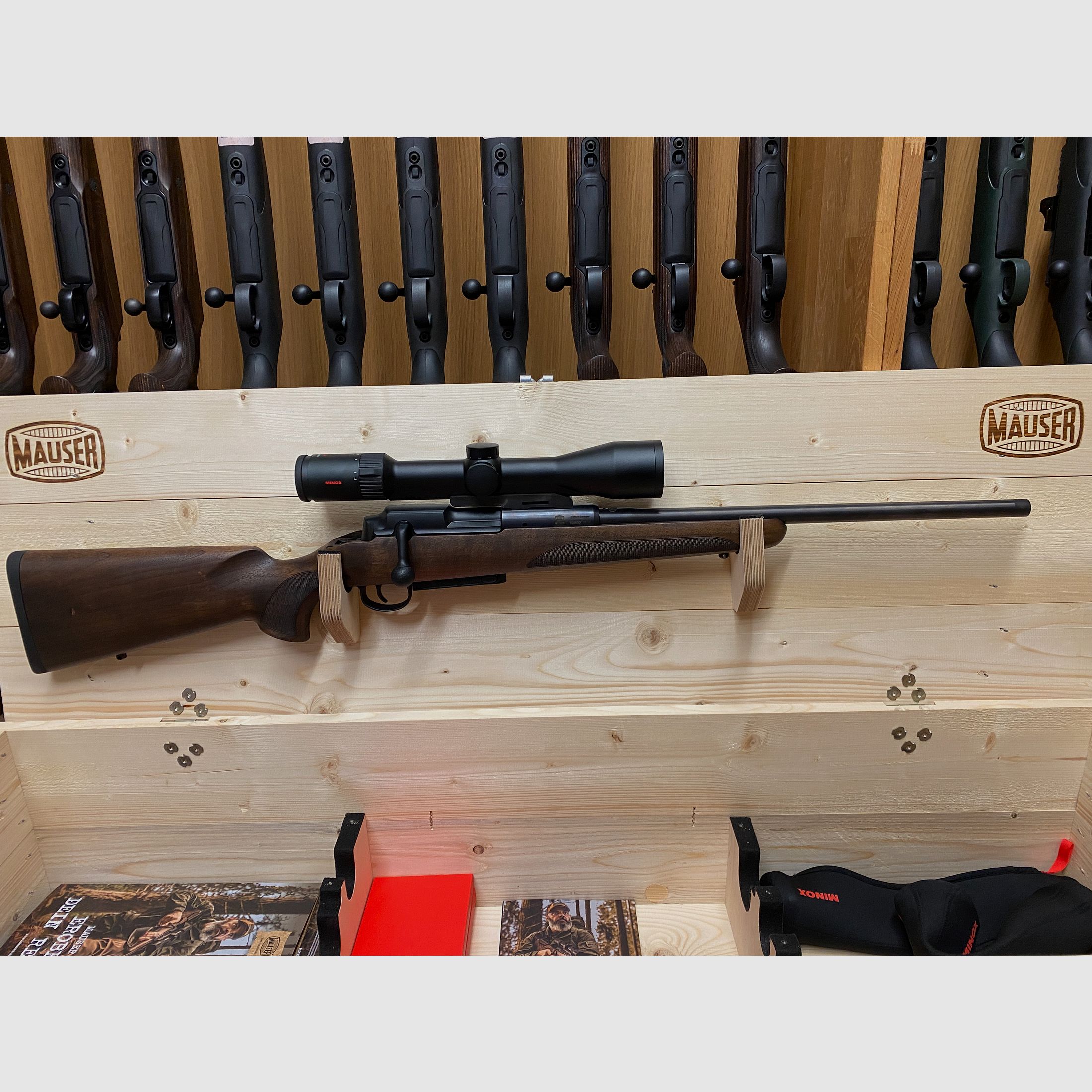 Mauser 25 Pure, con Minox RS-4 2,5-10x50, con riel