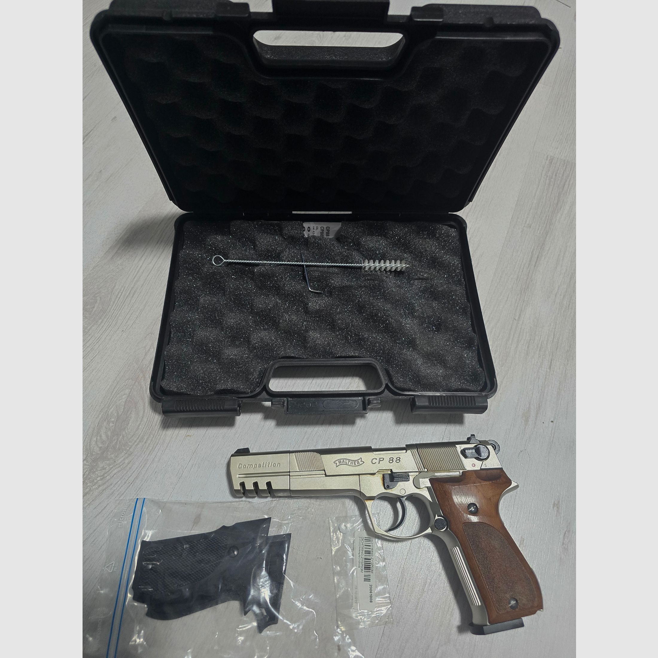 WALTHER CP 88 COMPETITION WITH WOOD GRIPS, 5 MAGAZINES AND CASE !!