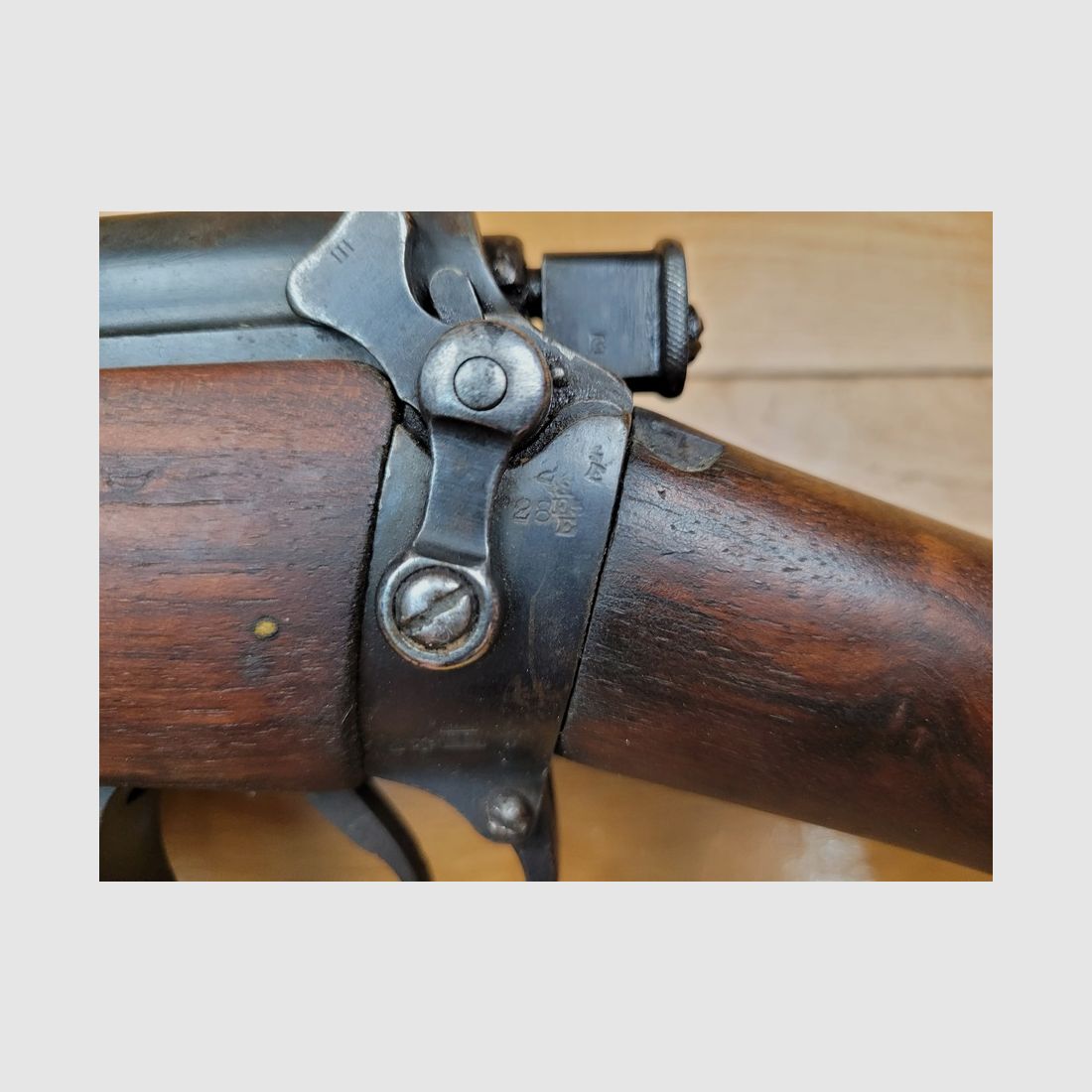 Sehr gutes englisches Gewehr Lee Enfield MKIII (*) – gute Verarbeitung B.S.A von 1916 – Originalkaliber 303 Brit. – Gewehrriemen – Magazin im Modell – sehr guter Zustand, Bild 23 von 30