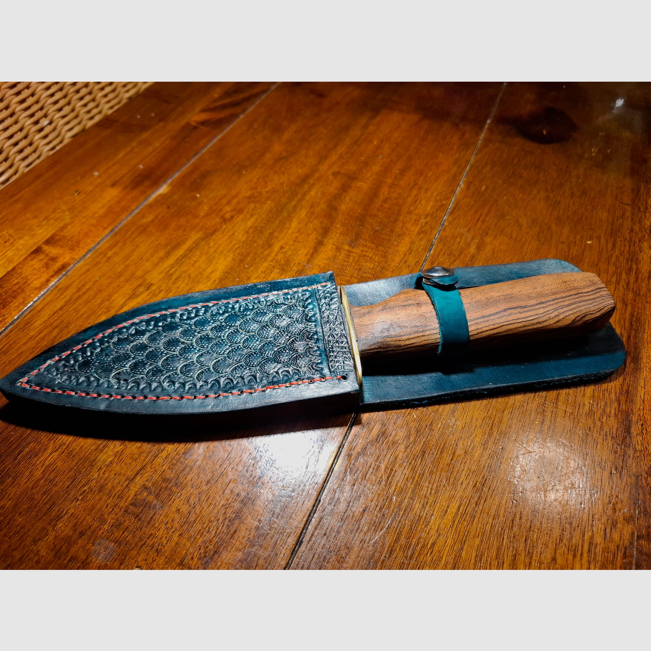 Jagdmesser mit handgearbeiteter Lederscheide