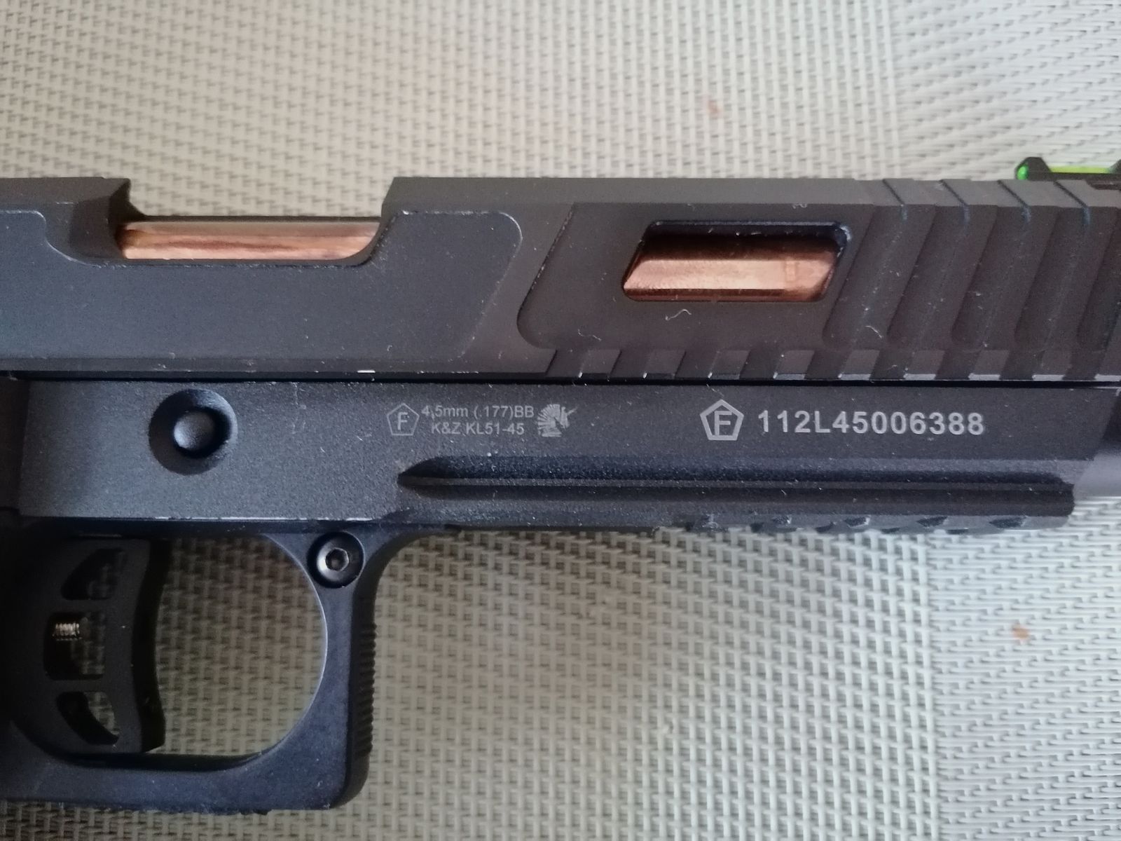 Pistole 4,5mm Kaliber mit Magazin und Halfter