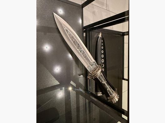 Daga de coleccionista exclusiva con inserto de acero damasco