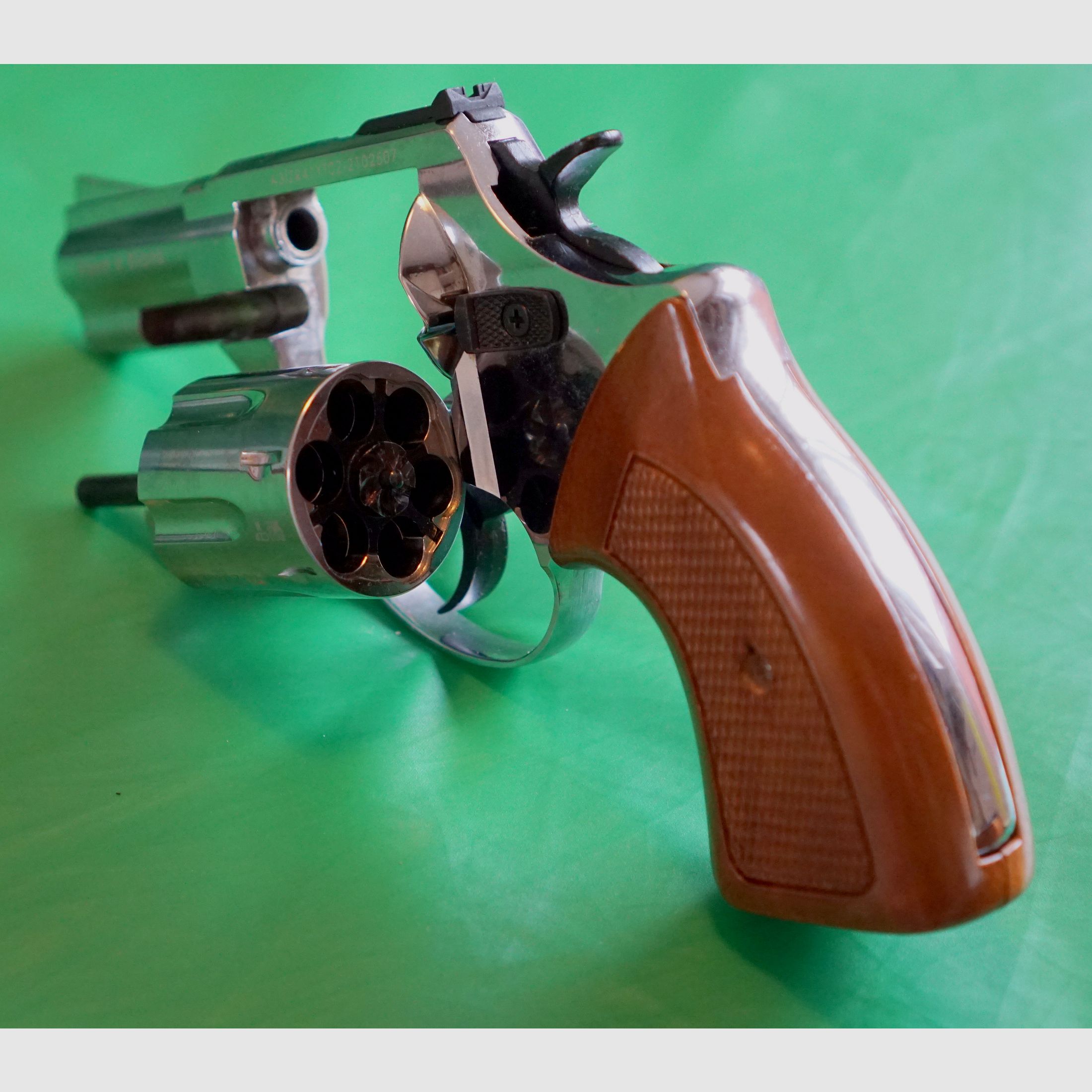 Zoraki R1 2,5 pulgadas cromo con aspecto de mango de madera 9mm R.K. (PTB 1022) como nuevo.