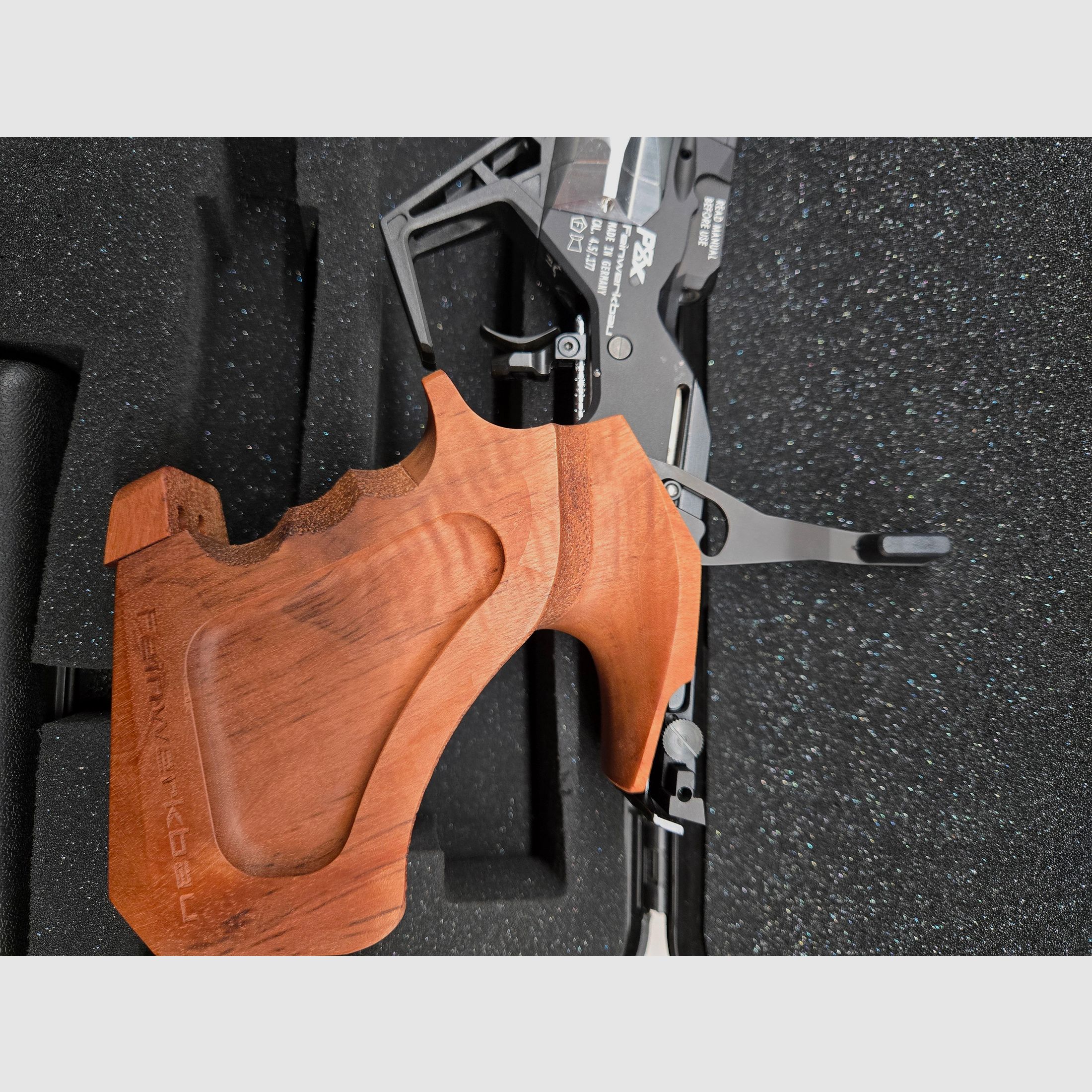 Match air pistol Feinwerkbau P8X (grip M) as good as new with accessories
