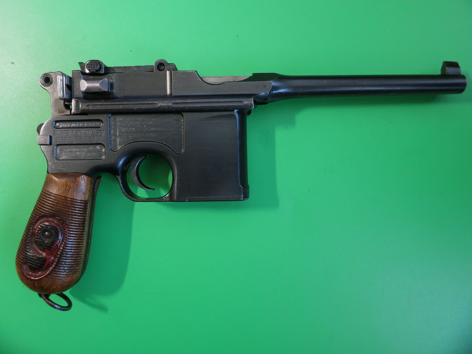 Mauser C96 -Czerwona 9-, Broomhandle, Mauser Oberndorf, kal. 9 mm, numer zgodny, oryginalny łoże + narzędzie #100
