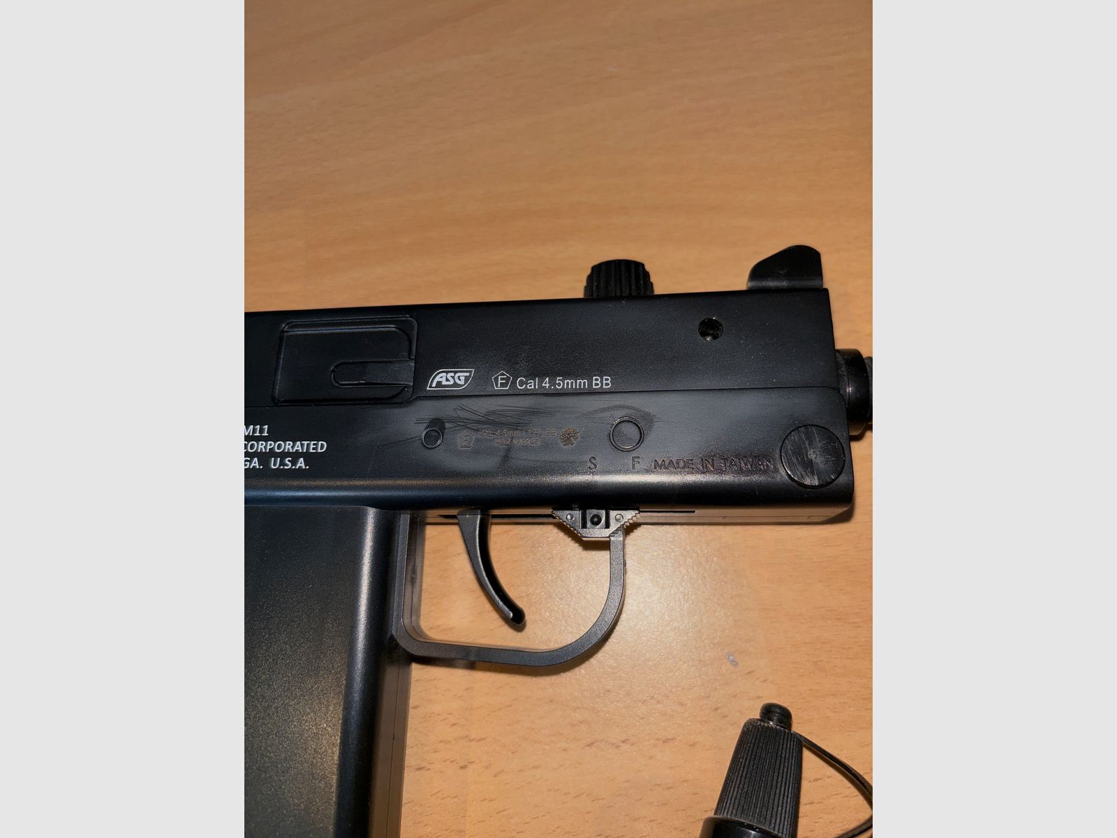 ASG / KWC Ingram M11 CO₂ NBB Luftpistole 4,5 mm BB – inkl. Zubehör