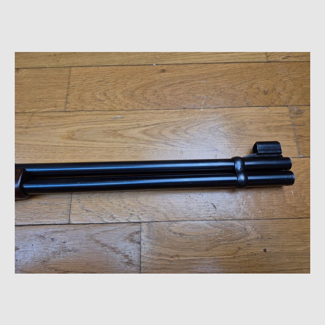 Wunderschöne Winchester 94 – Ausnahmefertigung vor 1964 – Kal. .30.30 Win – Echte Fertigung New Heaven Made in USA – Wunderschönes Holz mit feiner Maserung – Makellose Originalbrünierung – Krokodilvisier aus geschmiedetem Stahl (nicht gestanzt) – Mechanik extrem geschmeidig – Minimale Spielräume – Wunderschöner Lauf – Das Beste von Winchester in musealem Zustand!, Bild 8 von 21