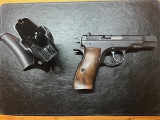 Pistolet Brünner CZ Kadet 75 avec canon interchangeable .22lr et beaucoup d'accessoires