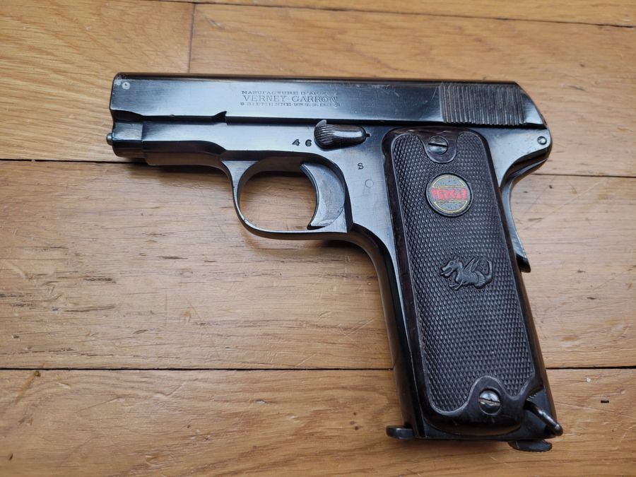 Sehr seltener halbautomatischer Pistol Verney Carron Vercar 2202 – Kal. 7,65 mm – Lauf und Mechanik top – sehr schöne Brünierung der Jagdgewehre der Marke – Waffe mit dreifacher Sicherheit und Ladeindikator – schöne Griffschalen mit Drachen – Sehr selten und TBE+, Bild 2 von 15
