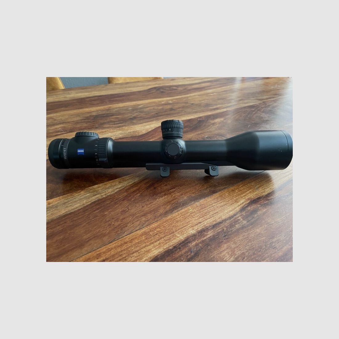 Zeiss V8 2,8-20x56 con riel interior y torreta de ajuste de altura ASV