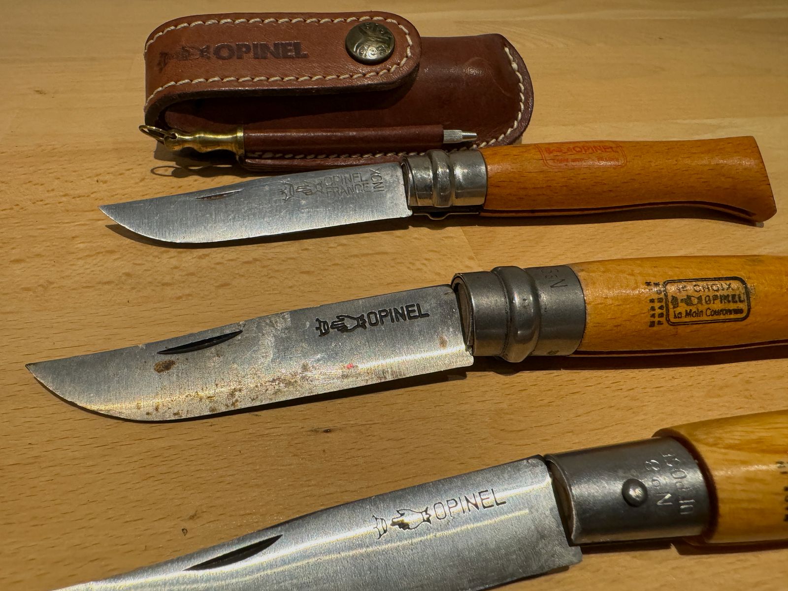 Seulement 3 couteaux de poche Opinel d'occasion.