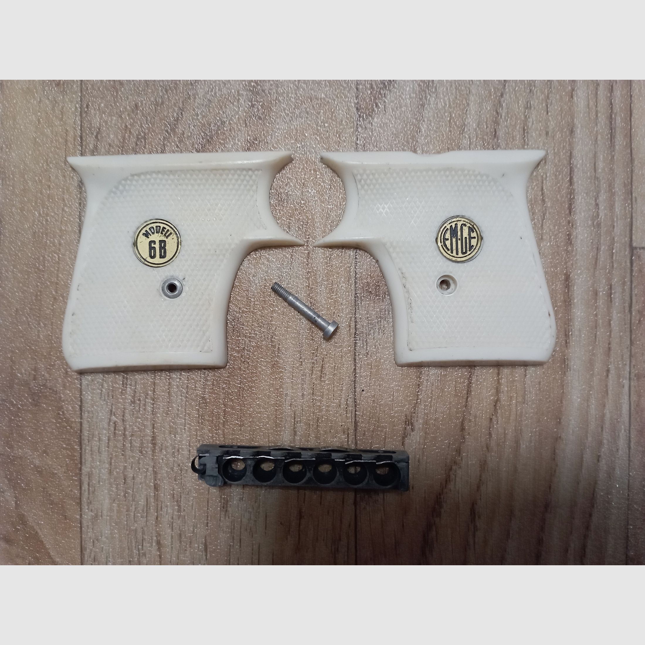 Griffschalen und Magazin für EM-GE Mod. 6B