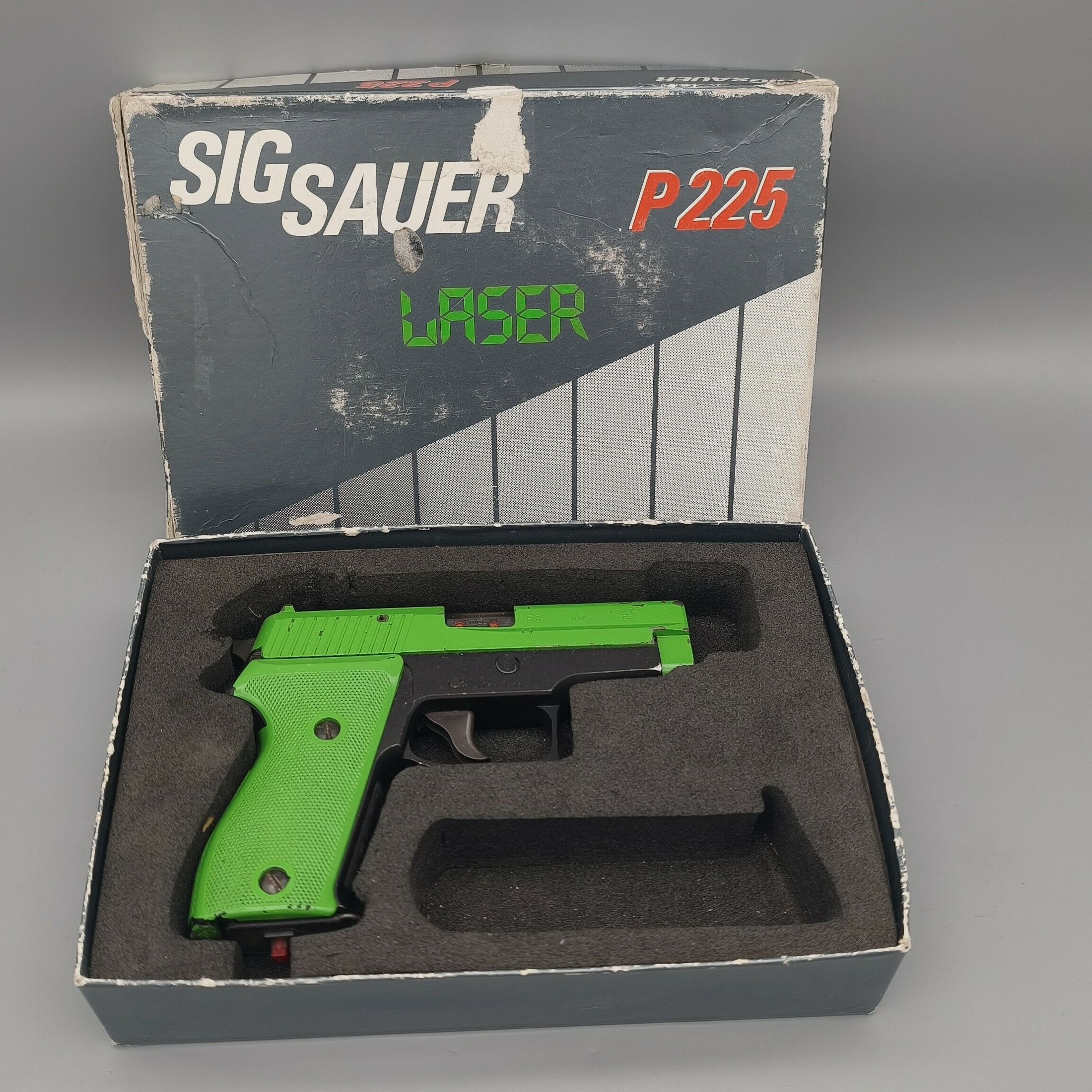 SIG Sauer P6 Laser Übungspistole der Polizei NRW "Grünwaffe" CQT" #986 ohne