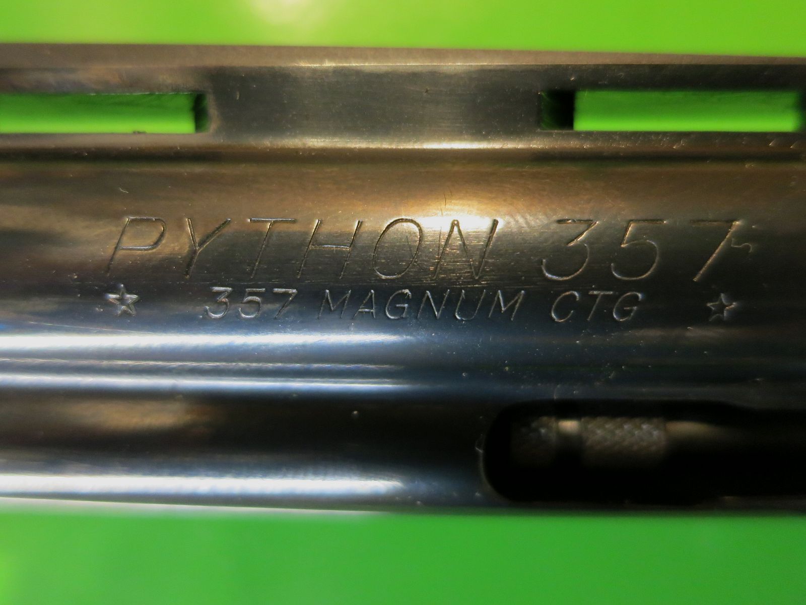 1971 COLT PYTHON, Royal Blue, .357 Magnum, 6" Lauf, Pachmayr-Griff   #86