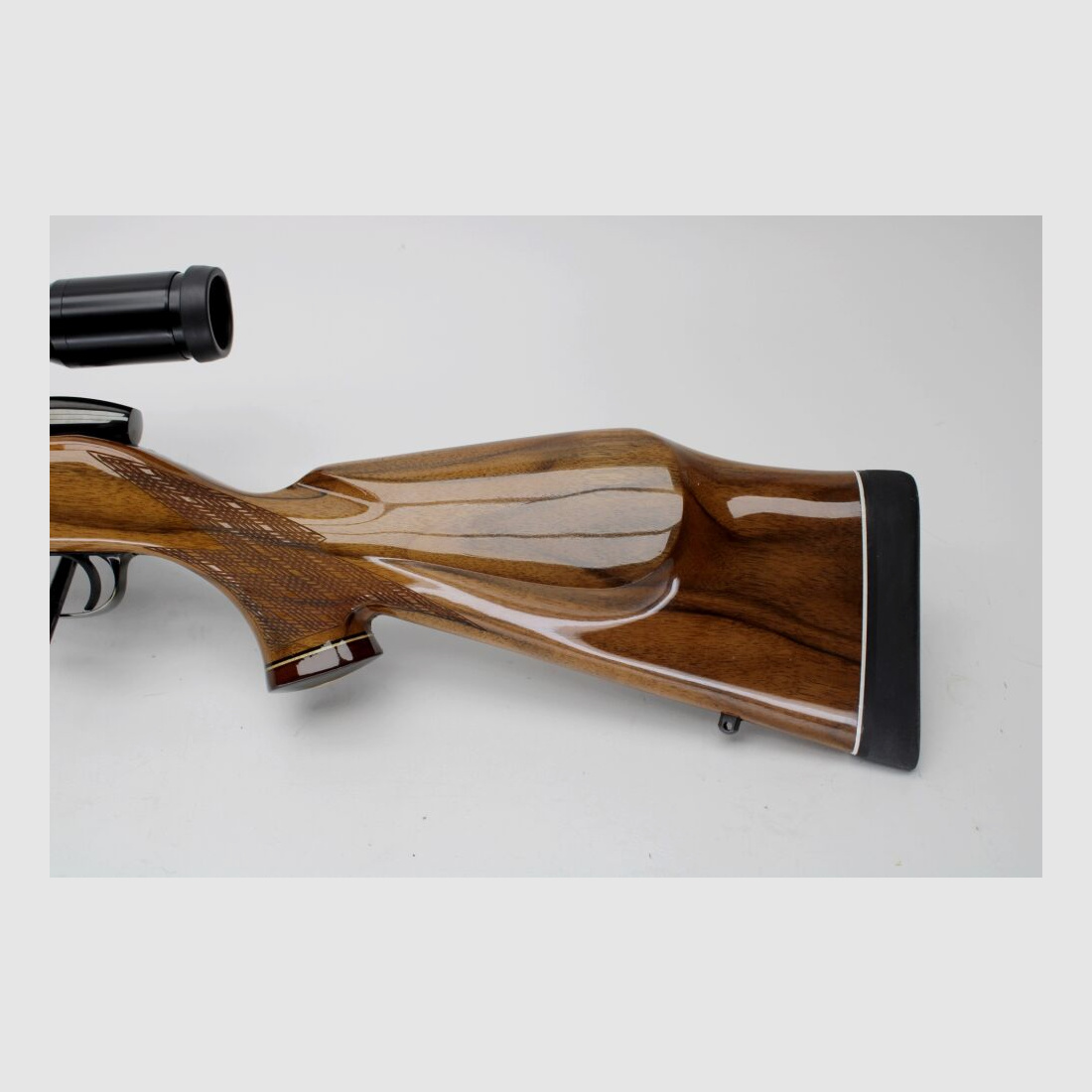 Re. Büchse Weatherby Mark V mit hochwertigem Lackschaft und Mündungsdämpfer .460WeathMag