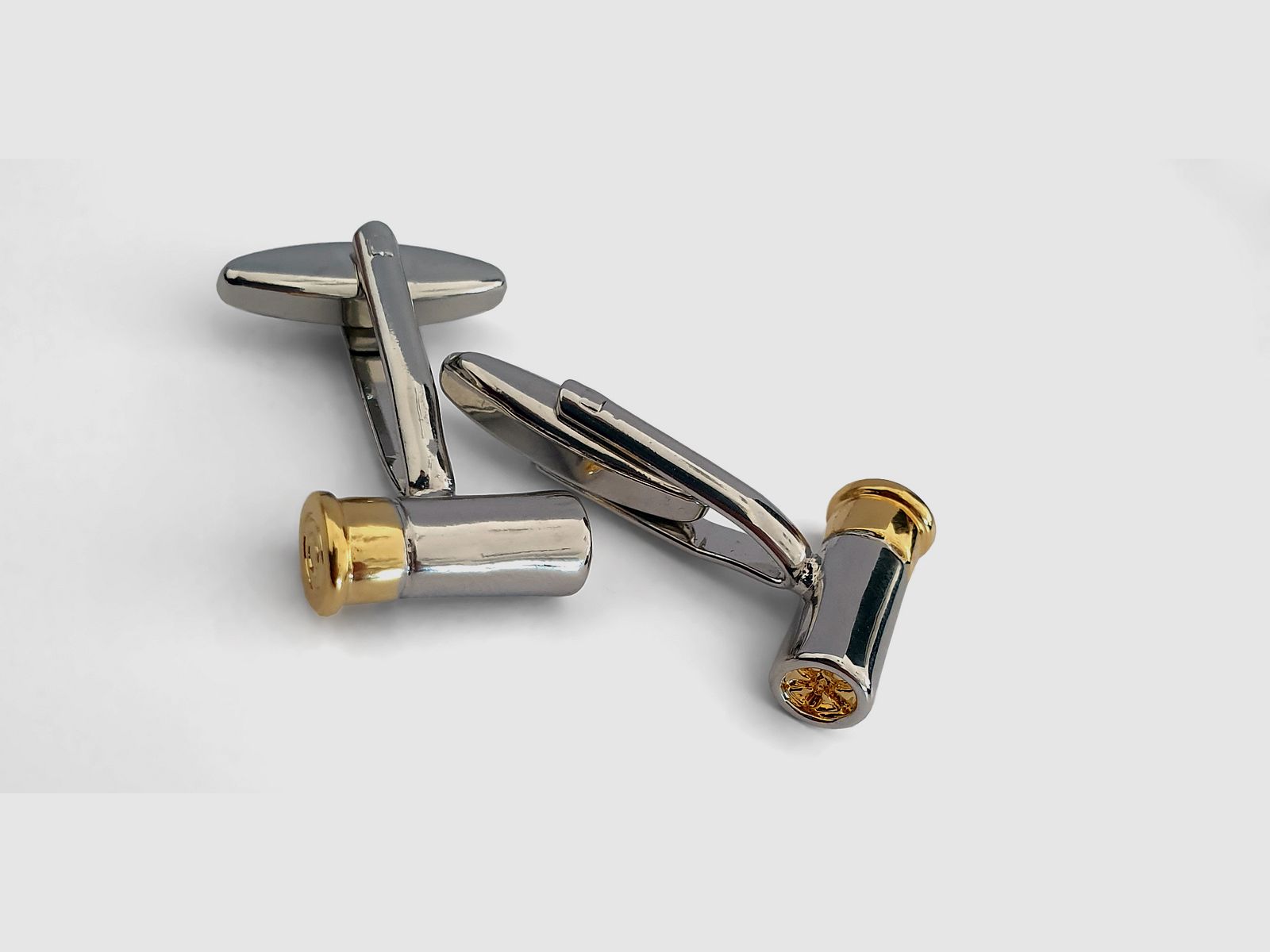 <Cufflinks in shotgun cartridge design>