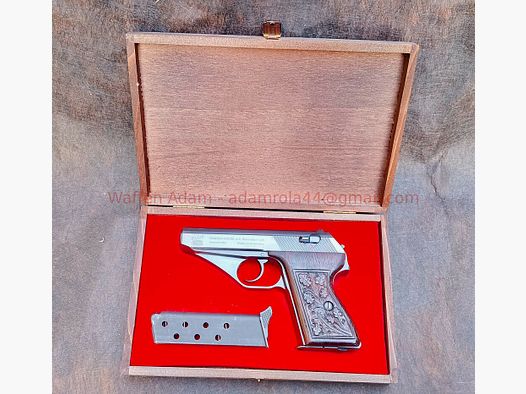 Mauser HSc z uchwytami w liście dębu