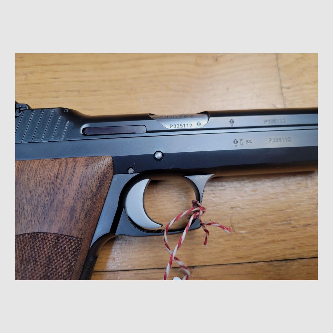 Prächtige Pistole Sig Sauer P210 Legend Target 5 Zoll – Kal. 9×19 – Sondermodell aus dem Mastershop Sig Sauer – Single Action Abzug / Top Abzug – Erweitertes Magazinfach – 2 Magazine 8 Schuss – Beidseitige Sicherung – Nitrierung – Komplett im Originalkoffer – Waffe im neuwertigen Zustand zum Gebrauchtpreis!, Bild 22 von 25