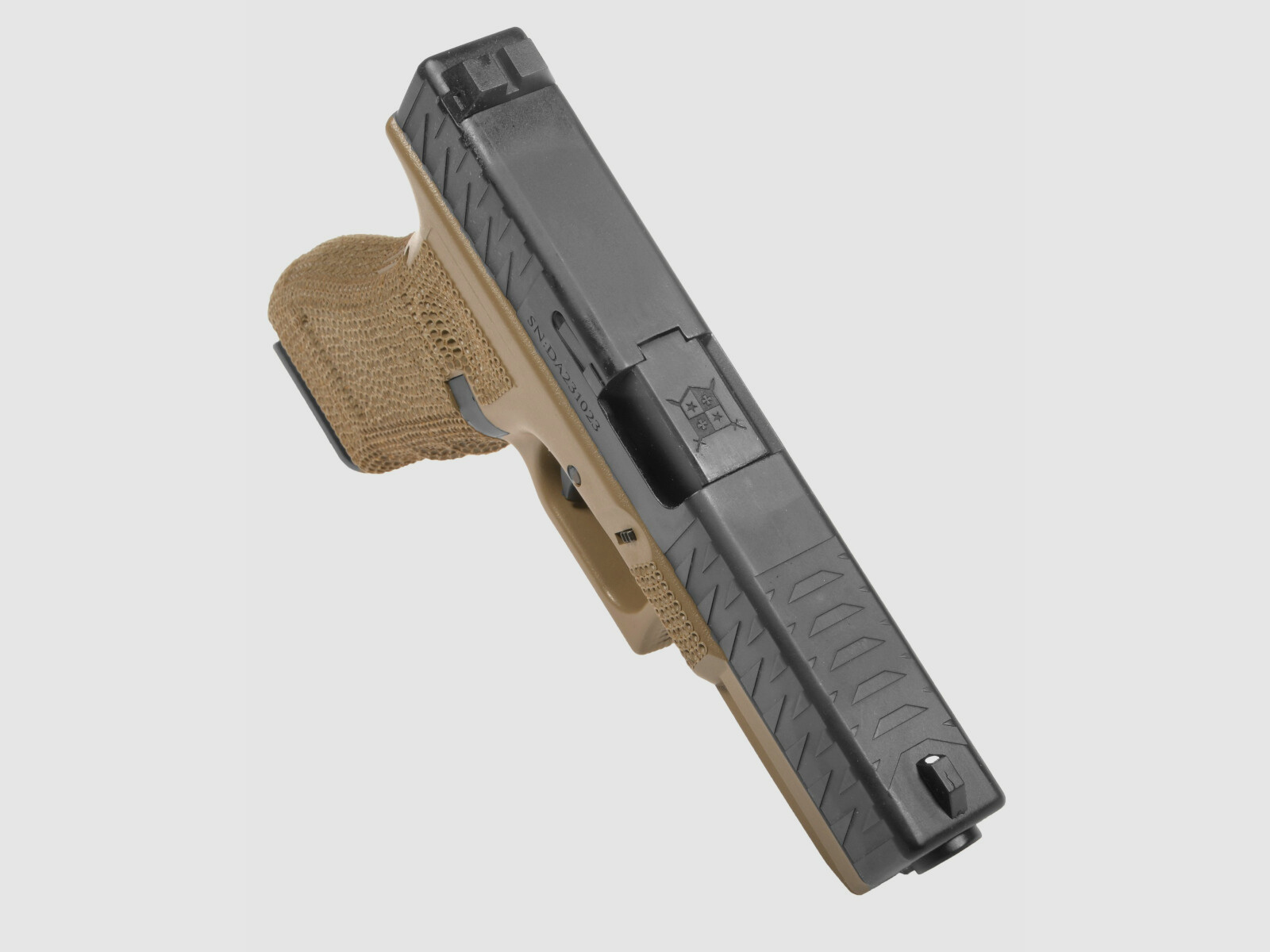 P05 GBB Airsoft Pistole in Tan | Delta Armory