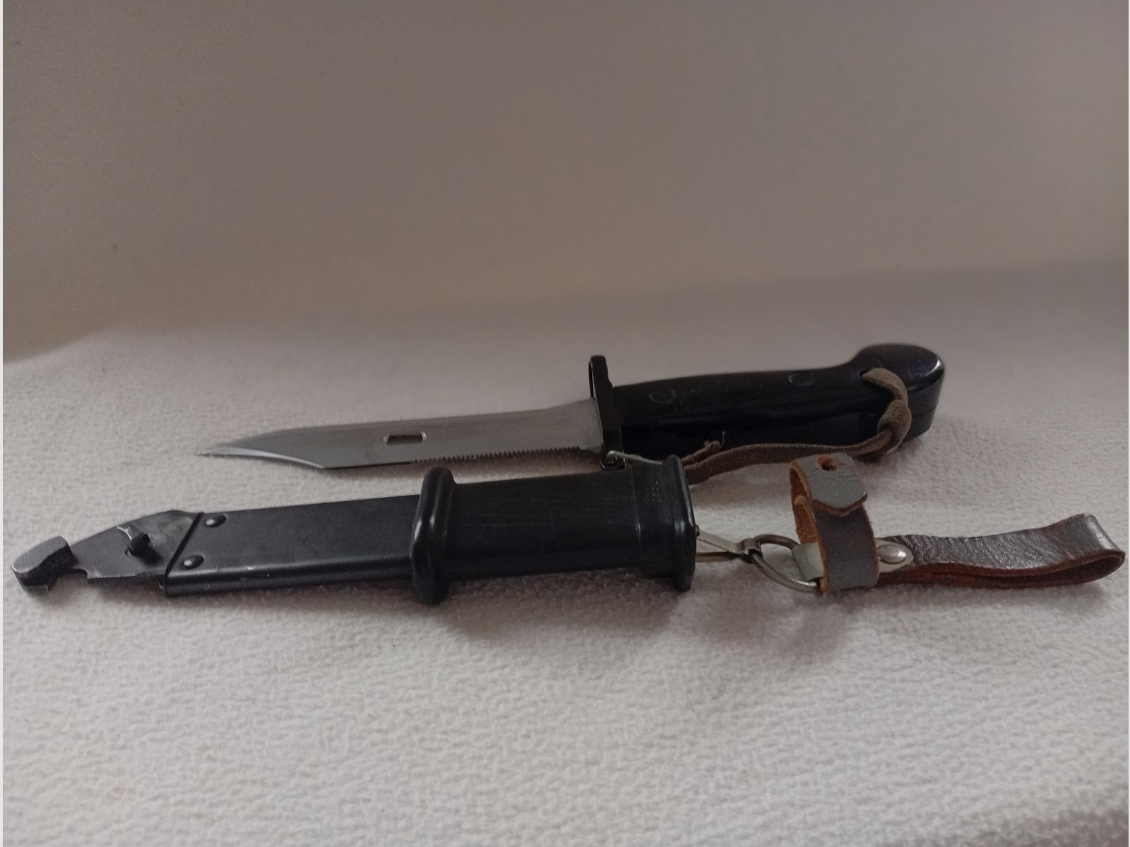 Seitengewehr/Bajonett orig. NVA, mit Drahtschere, Lederriemen, Gurtband