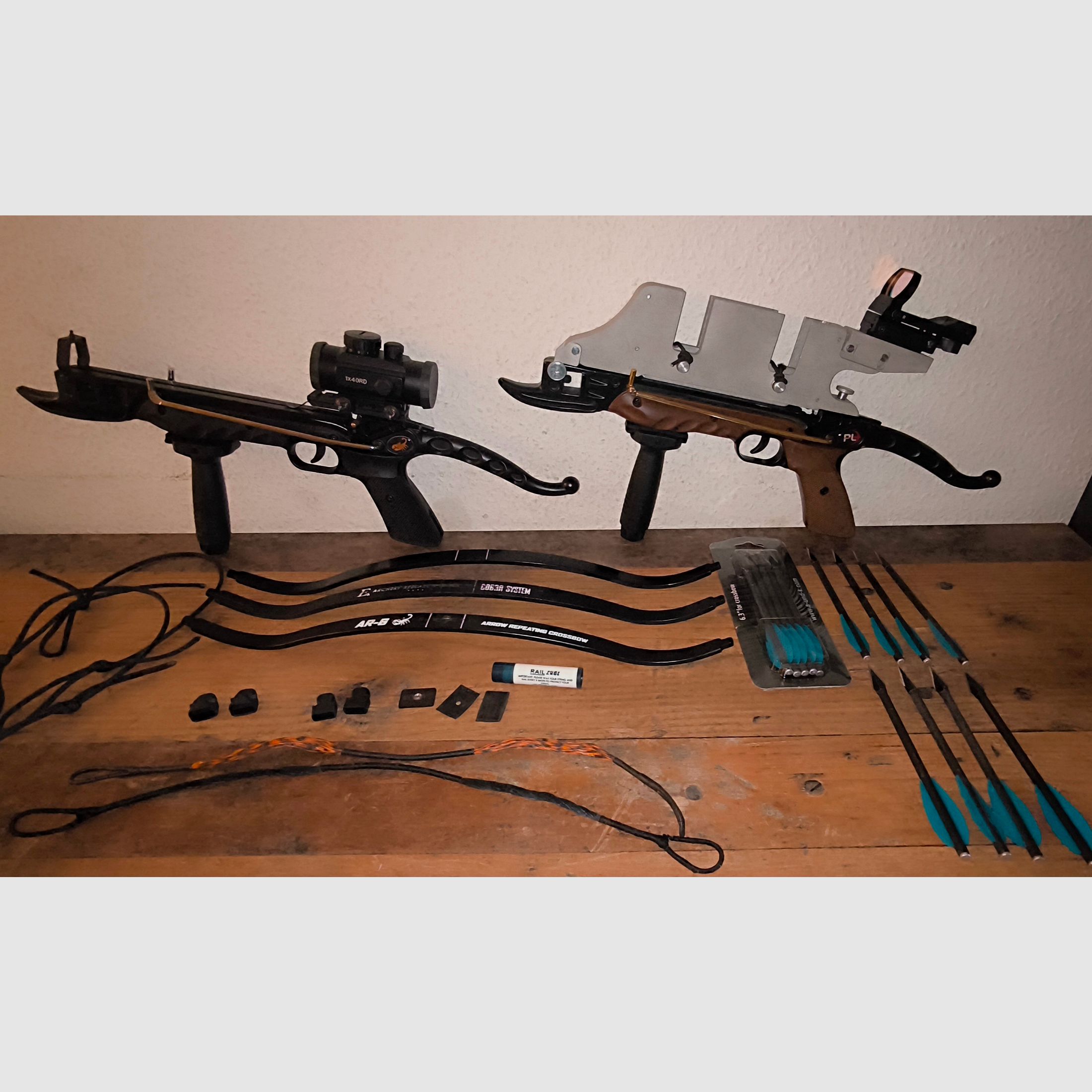 2 Pistolen Ambrüste EK-Archery Cobra & 13Carbon Pfeile & 2Beleuchtete Red Dot