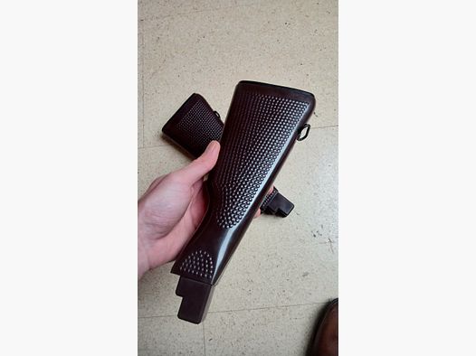 Original East German plastic fixed stock for the MPi-KM manufacturer VEB Wiesa in absolutely best condition // GDR NVA / AKM