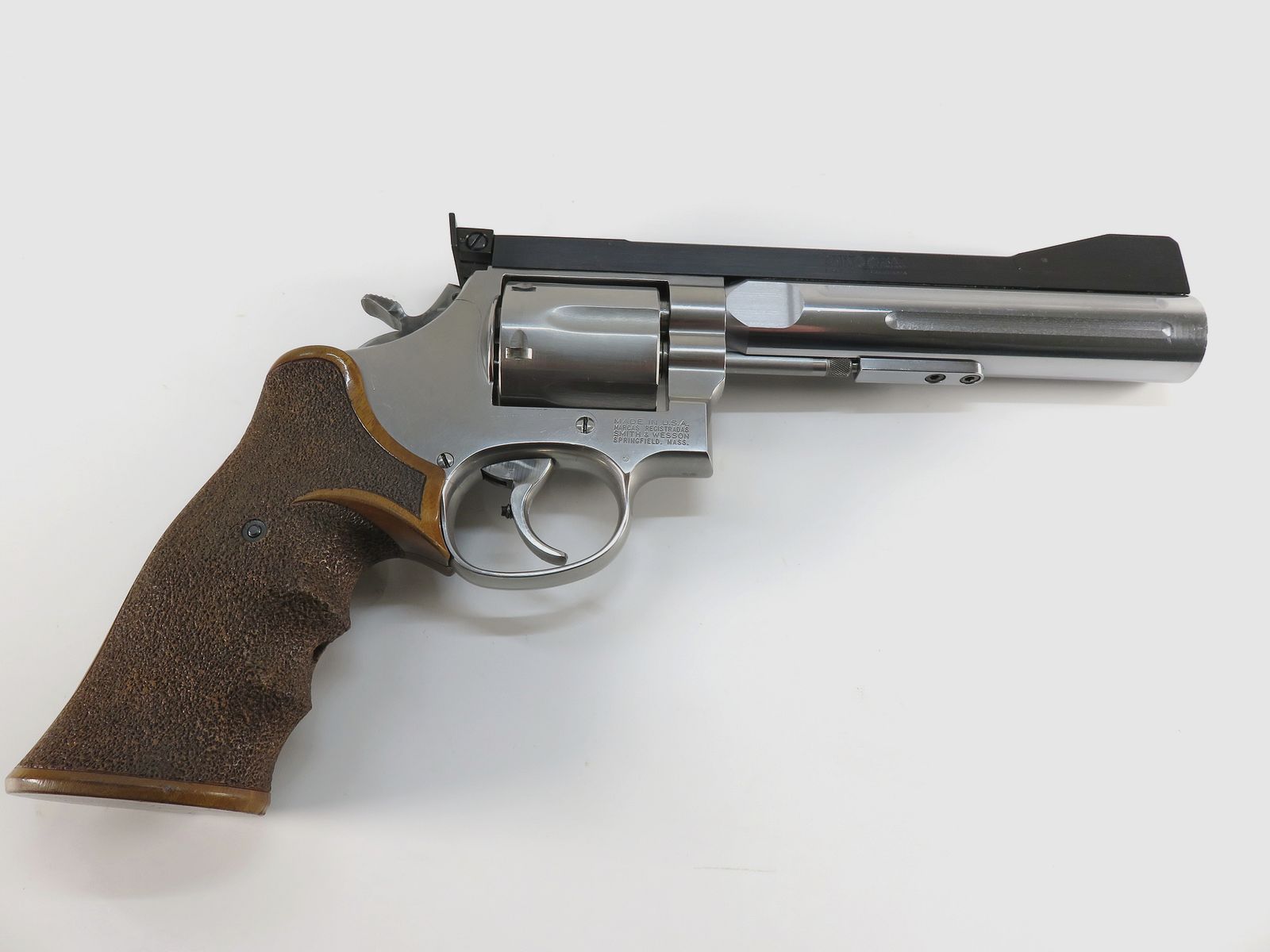 S&W 686-4 | 6 inches | .357 Mag / .38 Spec. | Bull Barrel | Aristocrat 3-position sight | Nill grip