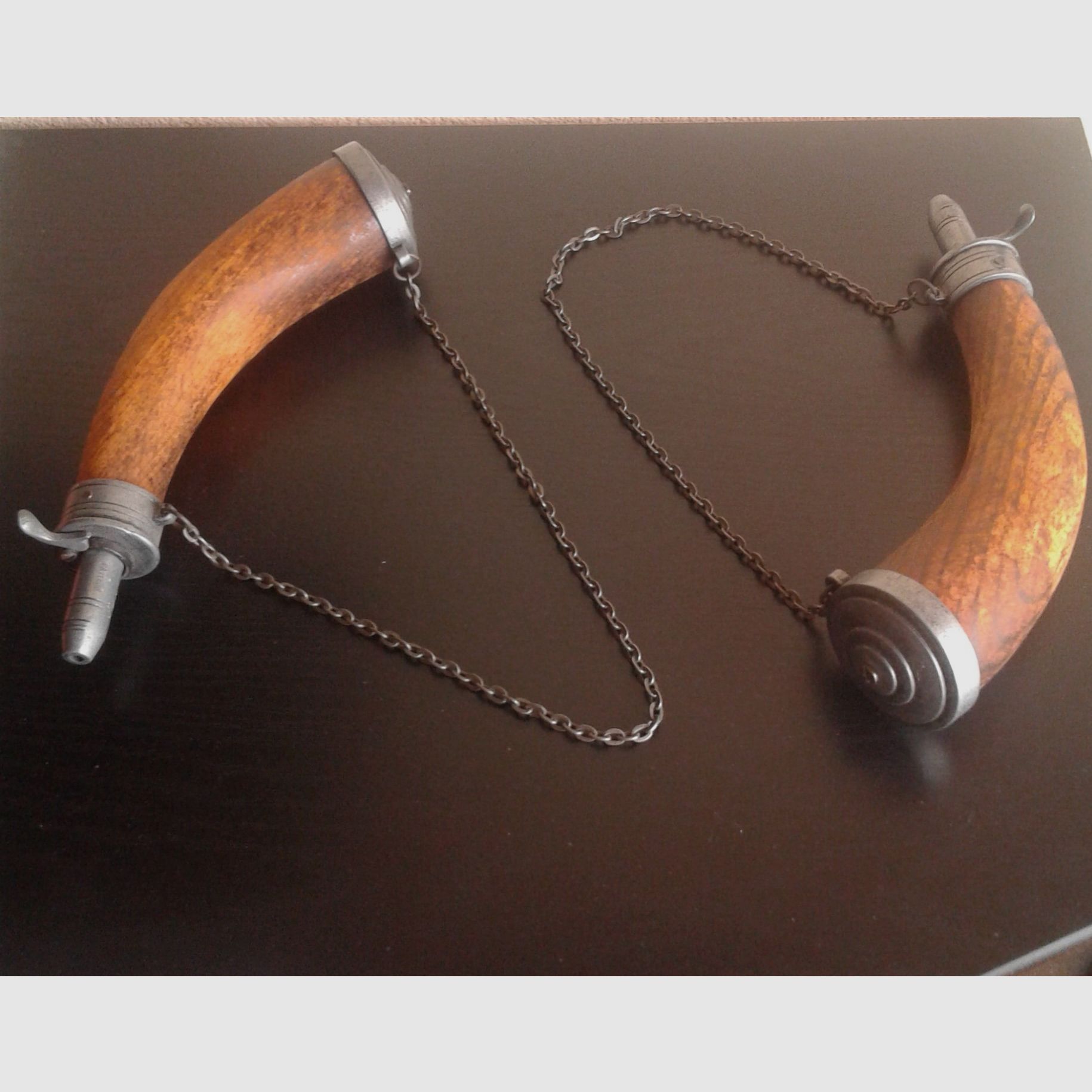 2 decorative powder horns - also suitable for hanging