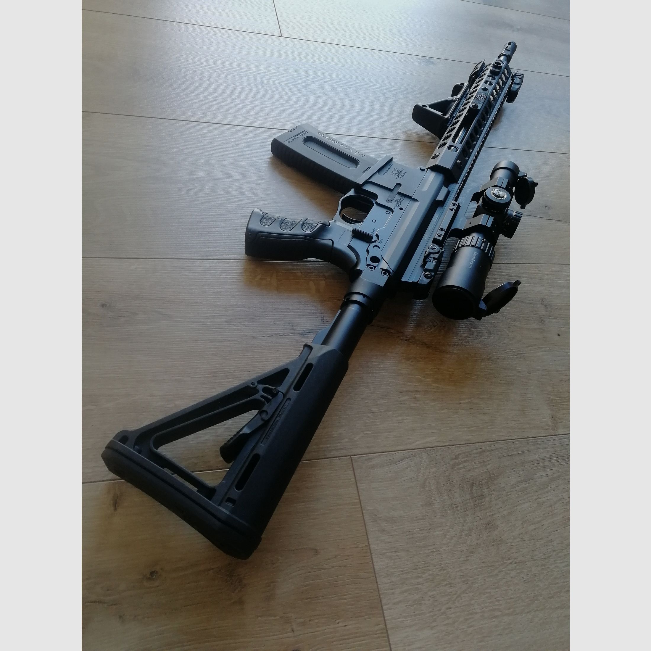 TROY Industries PAR .223 Rem. Sporting Rifle Vorderschaftrepetierbüchse "AR15 AR-15" 5,56 x 45mm NATO *WBK GELB* 1-6x24 Zielfernrohr *Pumpe * mit viel Zubehör * NEUwertig*