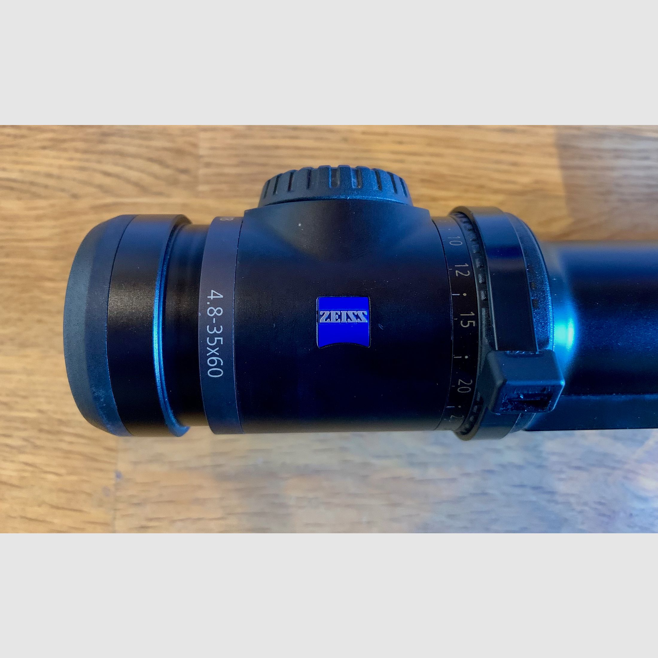 Zeiss V8 4,8-35x60 con montaggio a sella