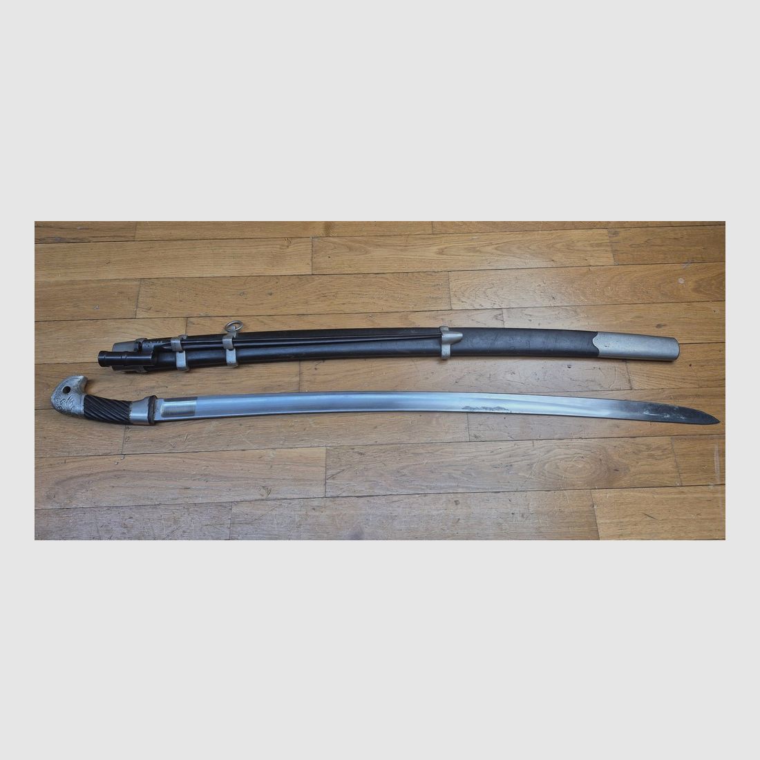 Bellissima shashka sovietica "cossack" modello 1927 - Rarissima arma di truppa con accessori bianchi nichelati (e non ottone) per il NKVD - Lama standard con gola singola e tallone profondo dritto - Arsenal di Zlatoust nel 1936 - Timbri di accettazione omogenei - Fodero conforme e originale modello truppa - TBE+, immagine 4 di 32