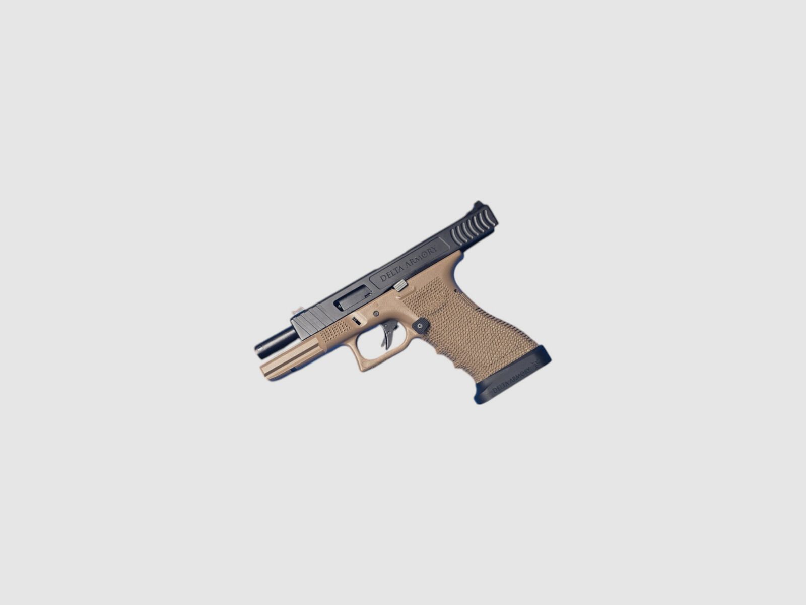 P01 GBB Airsoft Pistool met Grip Stippling in Tan | Delta Armory