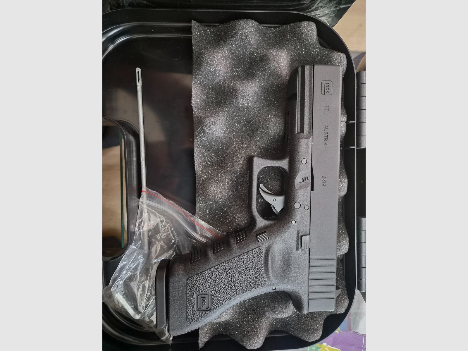 Glock 17 Co2 pistol caliber 4.5 mm steel BB / Diabolo blowback, image 2 of 4