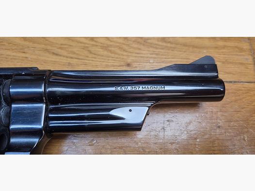 Mythique revolver Smith&Wesson modèle 27-2 – Cal .357Mag – Arme de 1976/77 – Fabrication et mécanique de qualité introuvable aujourd&rsquo;hui – Revolver du FBI et des policiers – Canon de 5 pouces en fluté – Bronzage noir glacé superbe – Arme d&rsquo;exception pour tireur d’exception – TBE++ Quasi neuf !