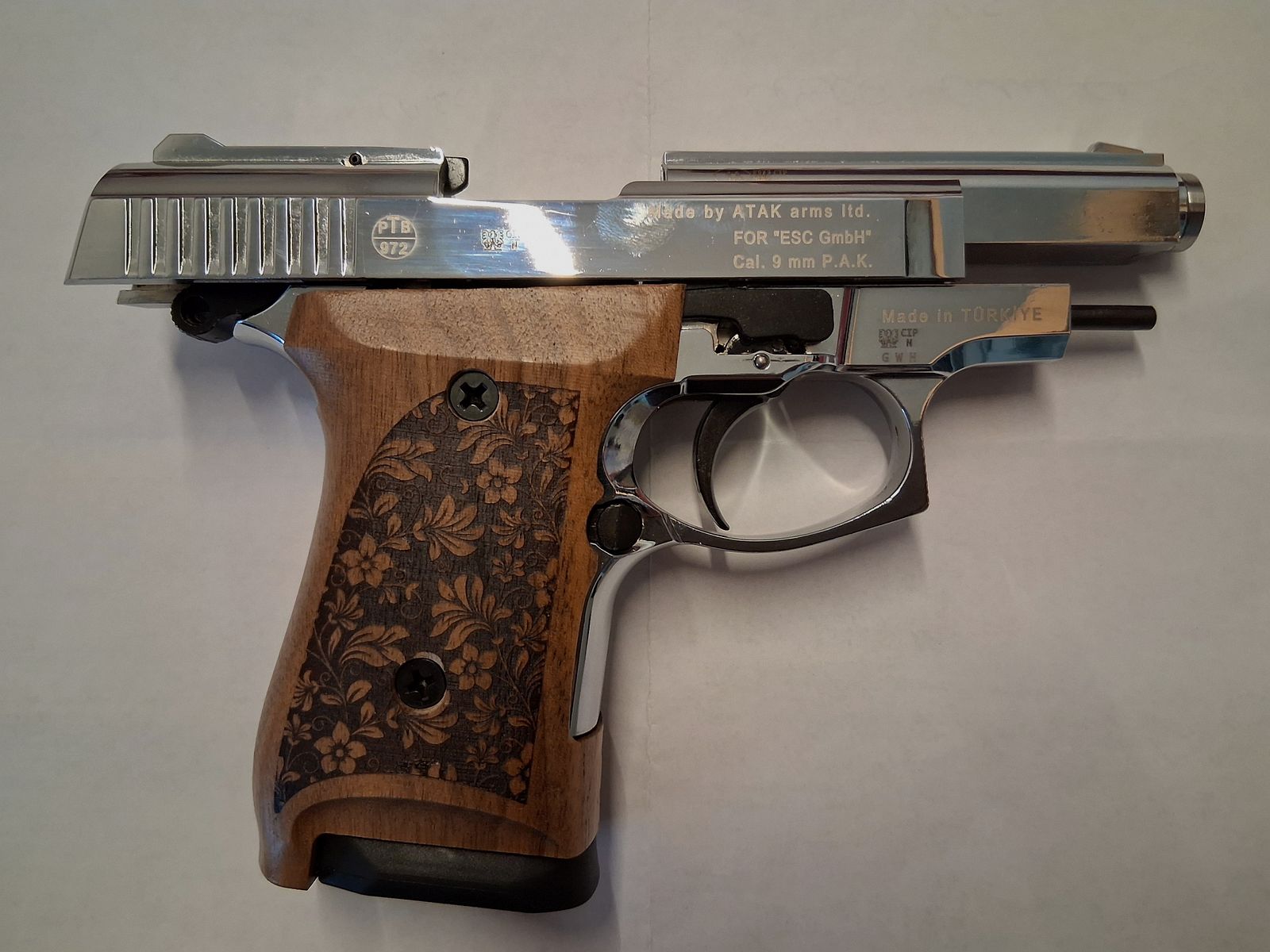 Zoraki 914 chrom (PTB-972), Holzgriffschalen, 2 Ersatzmagazine (neuwertig, ungeschossen)