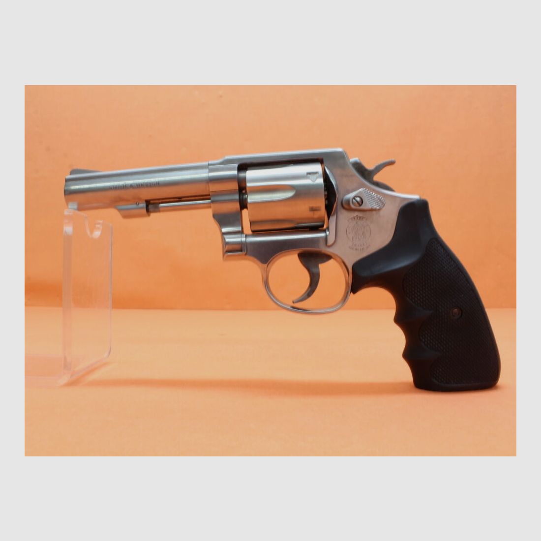 Rewolwer Smith & Wesson .38Special Smith&Wesson/ S&W 64-6 ze stali nierdzewnej, 4" lufa z rampowym przyrządem celowniczym/ gumowy uchwyt