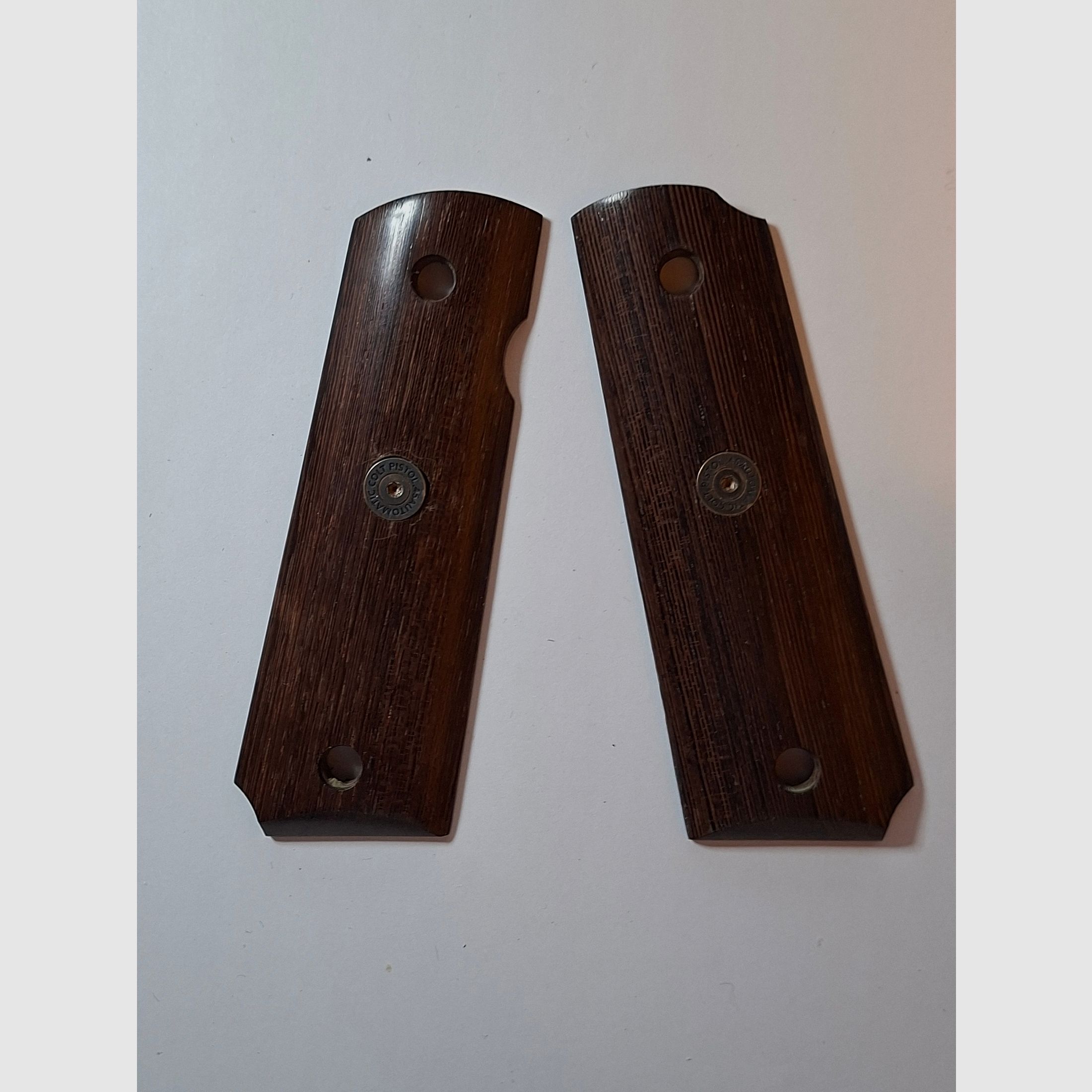 Griffschalen der Cold 1911 oder ME Sport 1911, siehe Bild.