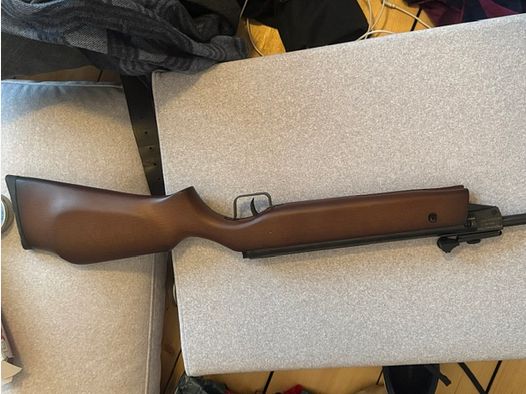 Carabina ad aria compressa Perfecta Mod. 45 cal. 4.5mm (177) inclusa di scope e 3 barattoli di diabolos H&N, 1 sigillato, 2 ancora pieni per circa il 70%