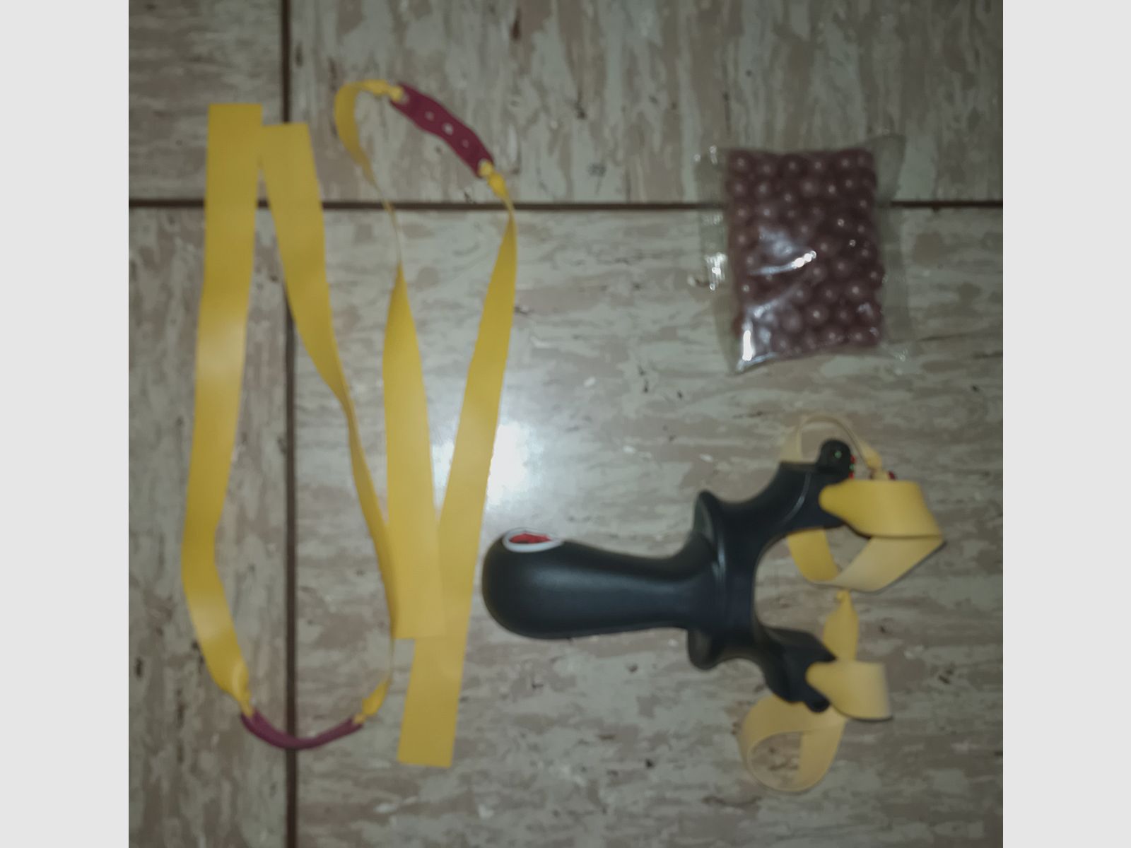 Neue Steinschleuder Zwille Schleuder Red Star mit Zubehör Ersatzgummi Munition  schwarz Roter Stern 