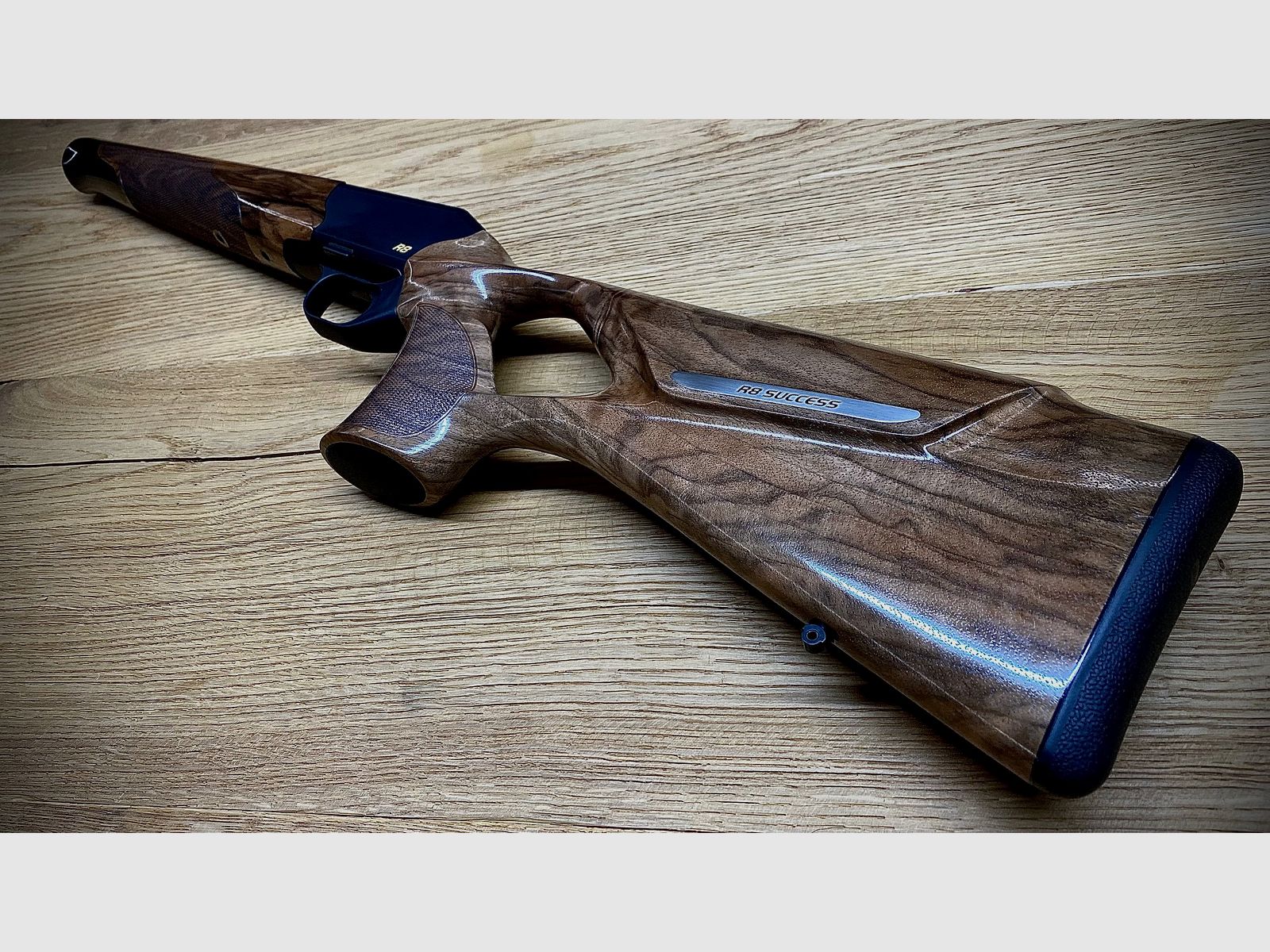 Blaser R8 Success Schäftung / Holzklasse 4 / R8 Logo in Gelb / top Holz absolute Gelegenheit