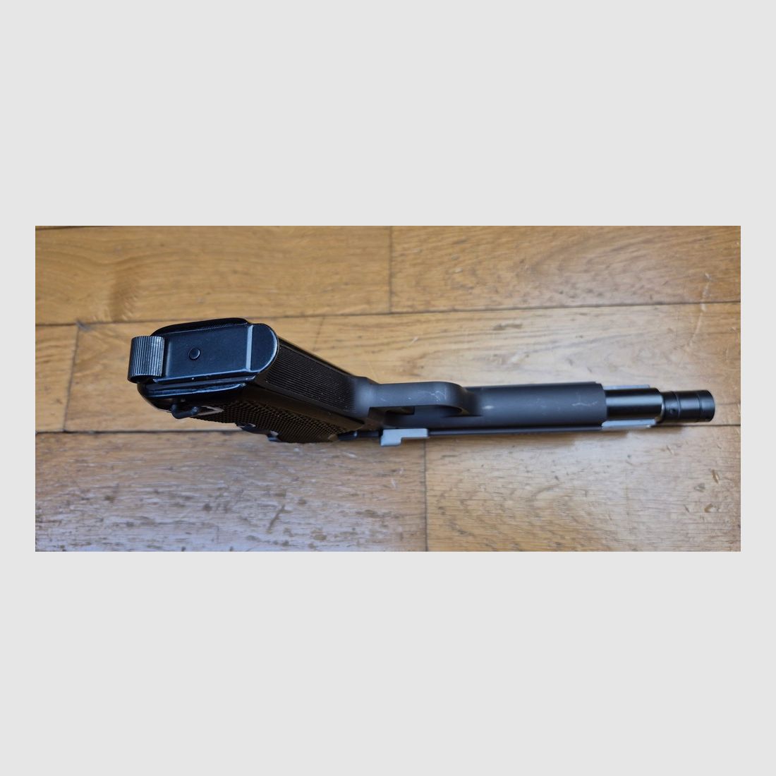 Très rare pistolet SIG P210-5 – « Le » P210 de compétition! (et pas seulement de précision!) – Cal. 9×19 – Arme SIG 100% SIG Suisse d&rsquo;avant 1984 – Canon 15 cm neuf – Guidon Patridge déporté et hausse micrométrique 100% acier – Arme de mars 1971 – Très beau bronzage / phosphatage – Détente compétition – Un des 3.294 P210-5 ! – Fonctionnement de rêve – 2° chargeur – État TBE++/TBE+++ !, image 10 sur 26