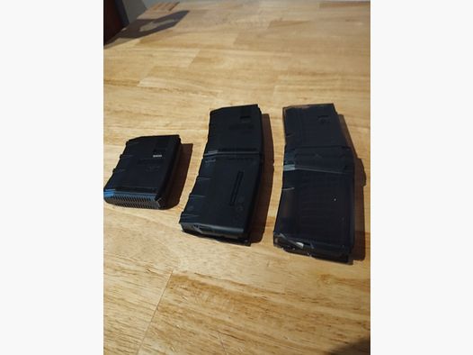 5 chargeurs pour 10 cartouches cal 223 Remington chacun. 2 chargeurs sont couplés pour 2 fois 10 cartouches interchangeables. Autorisé selon la loi sur les armes
