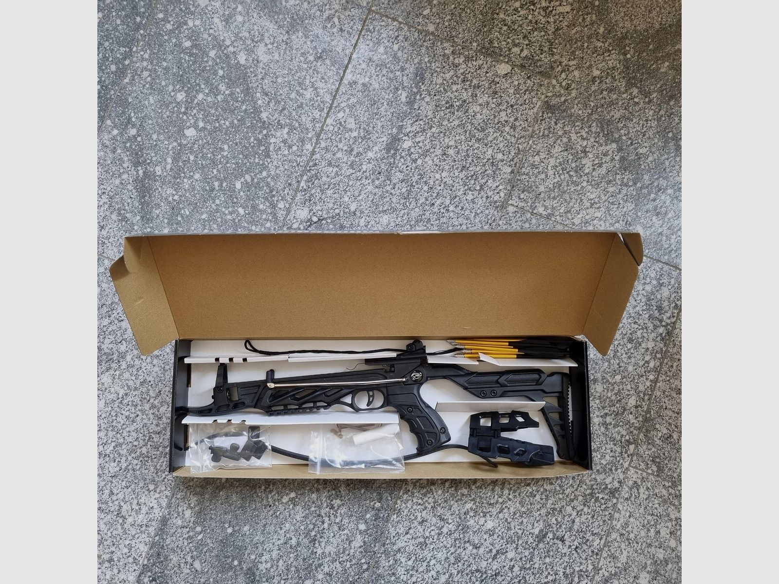 Neuwertiges Set:   Pistolenarmbrust Man Kung Alligator 2 Schwarz