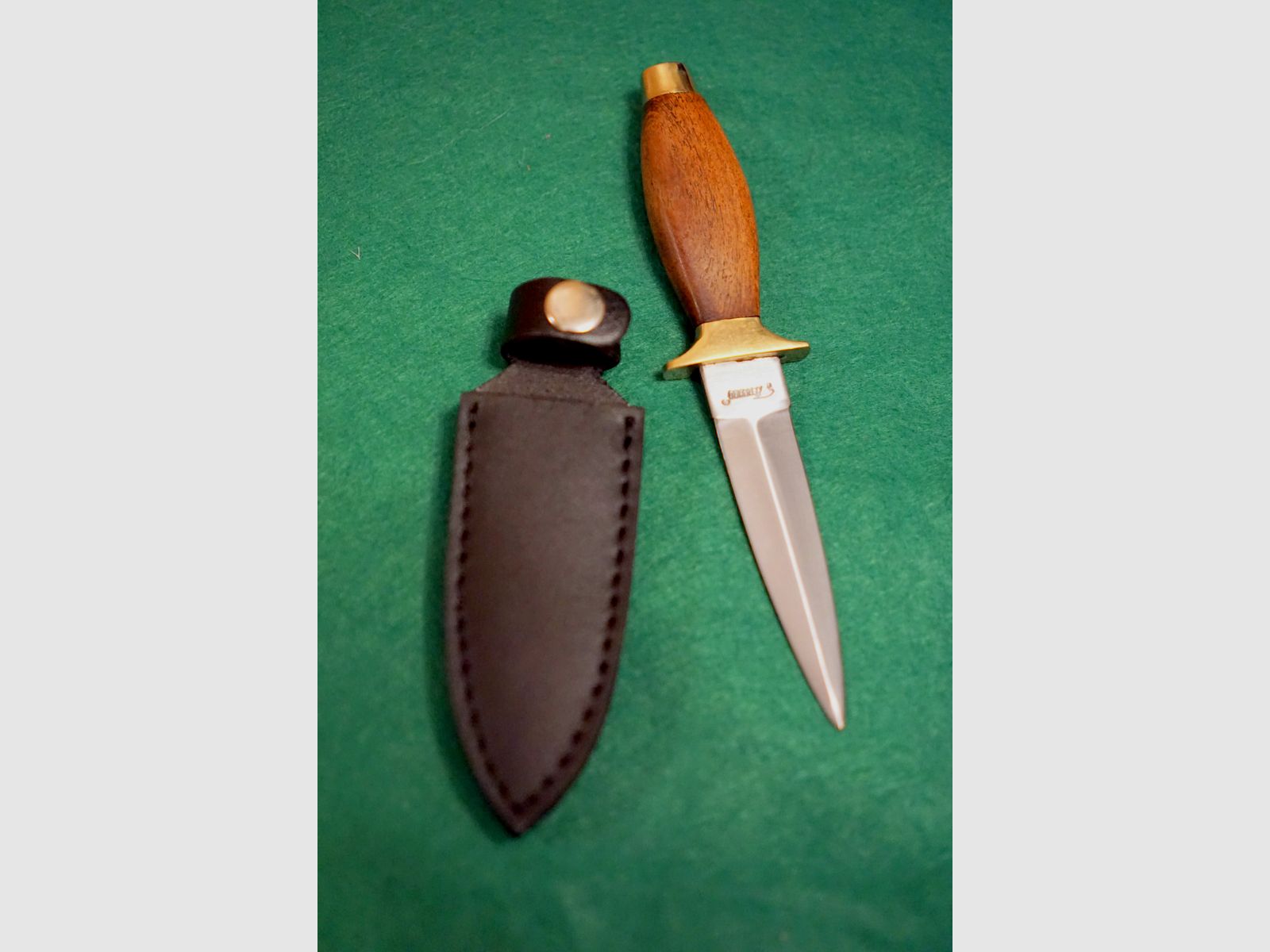 ¡Pequeño cuchillo con funda de cuero nuevo!