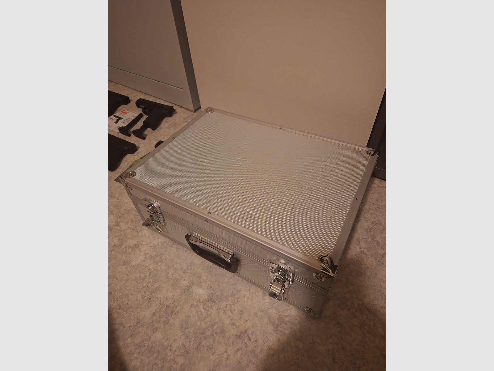 Airsoft Softair pistol collection + case with foam inserts (Glock, Bersa, HK 45, 24/7)